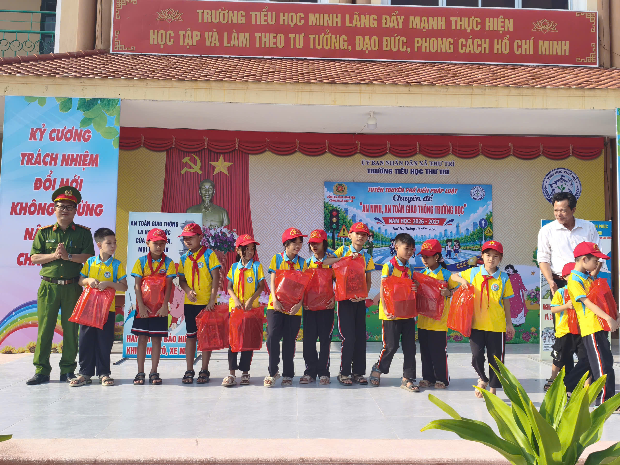 Công an xã Thư Trì tuyên truyền phổ biến các kiến thức về đảm bảo an toàn giao thông tại trường Tiểu học Thư Trì