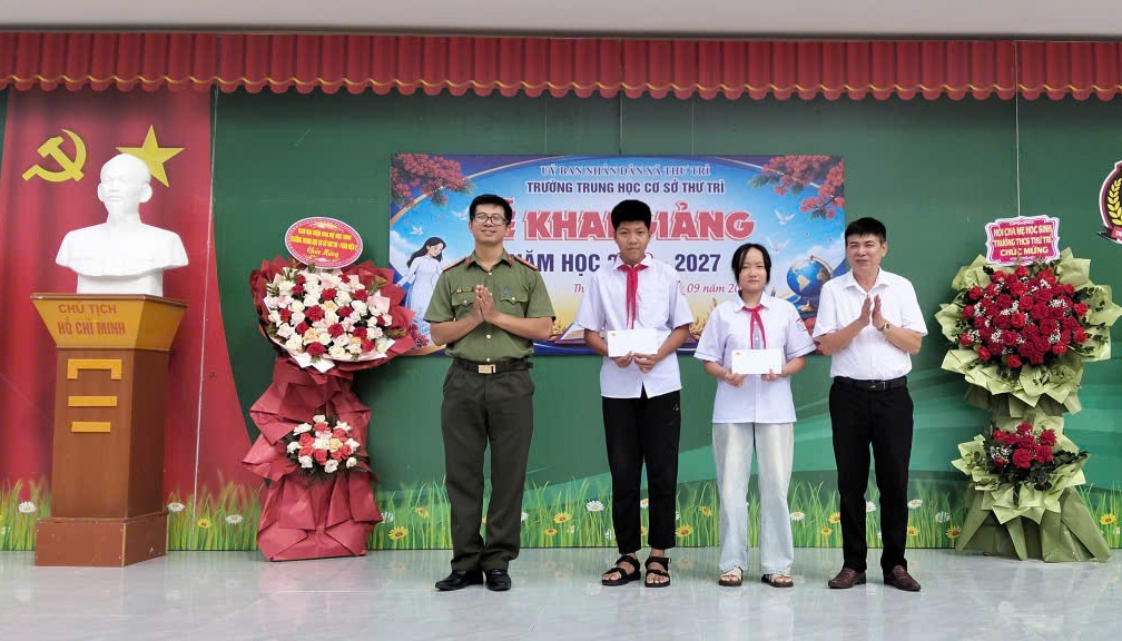 Công an xã Thư Trì đồng hành cùng các nhà trường và các em học sinh có hoàn cảnh khó khăn vượt khó dịp khai giảng năm học mới 2026 - 2027