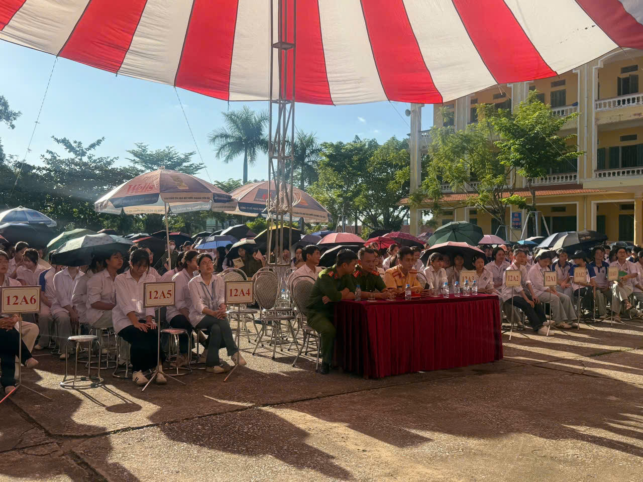 Công an xã Thư Vũ phối hợp với Phòng Cảnh sát giao thông Công an tỉnh, tuyên truyền pháp luật về trật tự giao thông,  kết hợp với phòng ngừa tội phạm lừa đảo trên không gian mạng tại trường THPT Vũ Tiên.