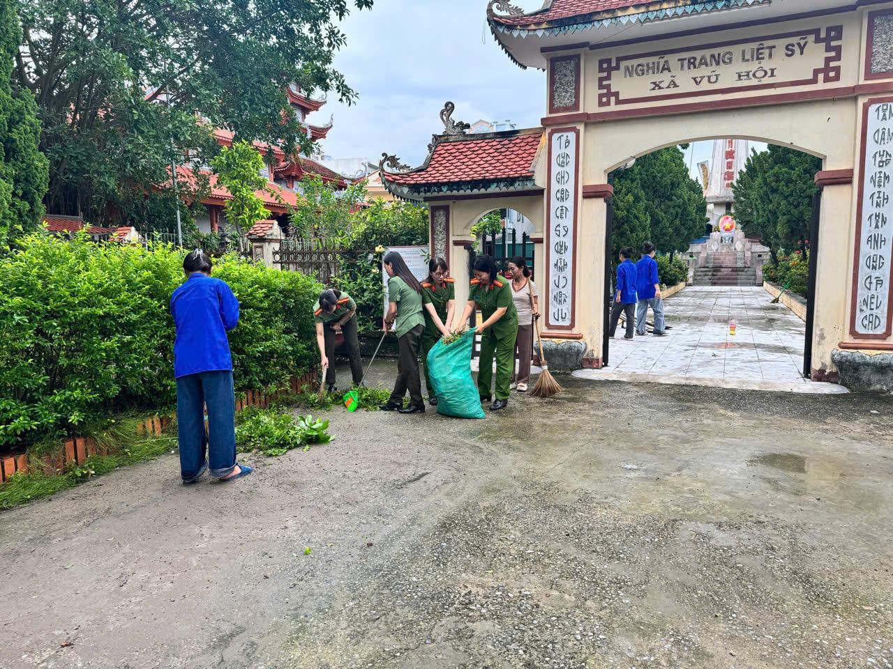 Chi hội Phụ nữ Công an xã Thư Vũ tích cực phối hợp tổng vệ sinh môi trường trên địa bàn xã, góp phần xây dựng cảnh quan xanh – sạch – đẹp.