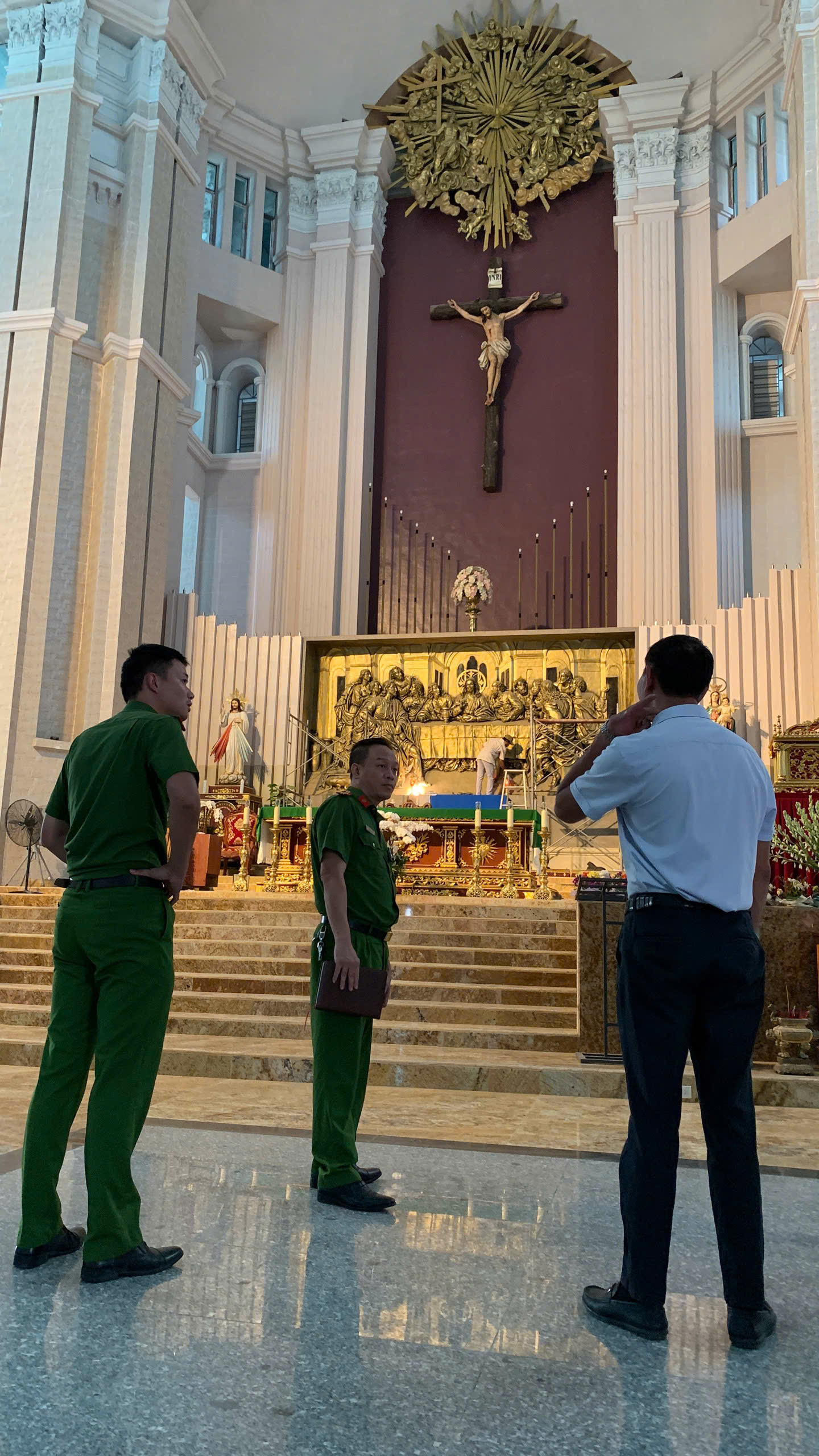 Công an xã Thư Vũ kiểm tra công tác đảm bảo an toàn phòng cháy, chữa cháy và phương án đảm bảo an ninh, trật tự quá trình tổ chức Lễ tạ ơn kết hợp với cắt băng khánh thành Đền thánh đức mẹ Thái Bình tại Giáo xứ Cổ Việt.