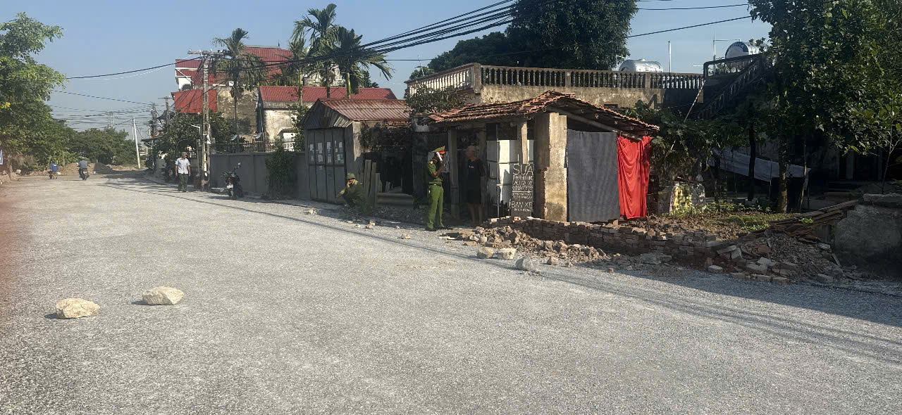 Công an xã Thư Vũ phối hợp tuyên truyền, vận động người dân tháo dỡ công trình lấn chiếm phục vụ bàn giao mặt bằng thi công dự án Đường gom ven sông T6 xã Thư Vũ.