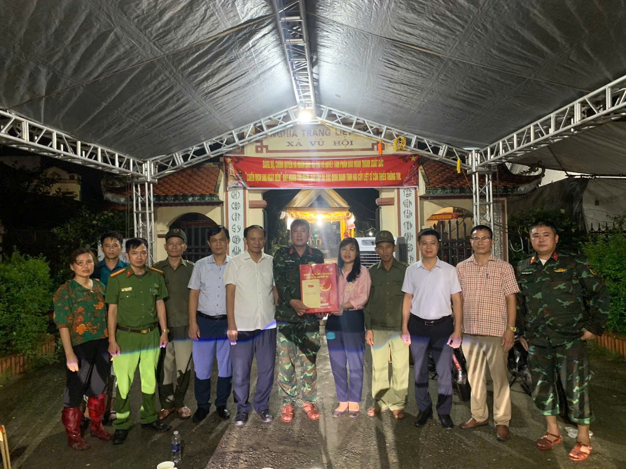 Công an xã Thư Vũ bảo đảm an ninh, trật tự phục vụ công tác lấy mẫu hài cốt liệt sĩ phục vụ xác định danh tính.