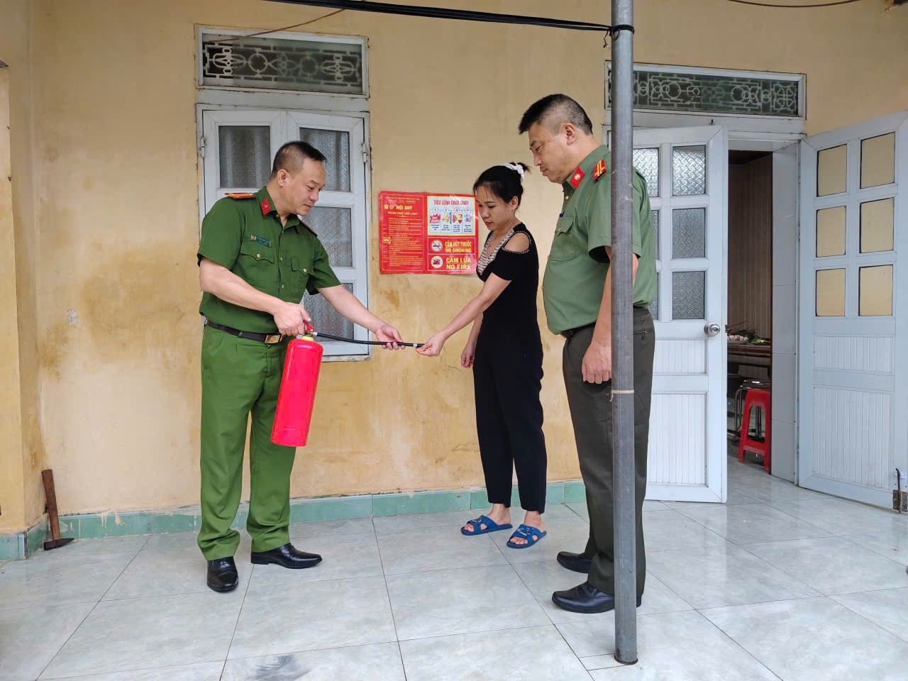 Công an xã Thư Vũ kiểm tra, hướng dẫn công tác đảm bảo an toàn Phòng cháy chữa cháy và Cứu nạn cứu hộ tại 02 trung tâm dạy ngoại ngữ trên địa bàn xã.