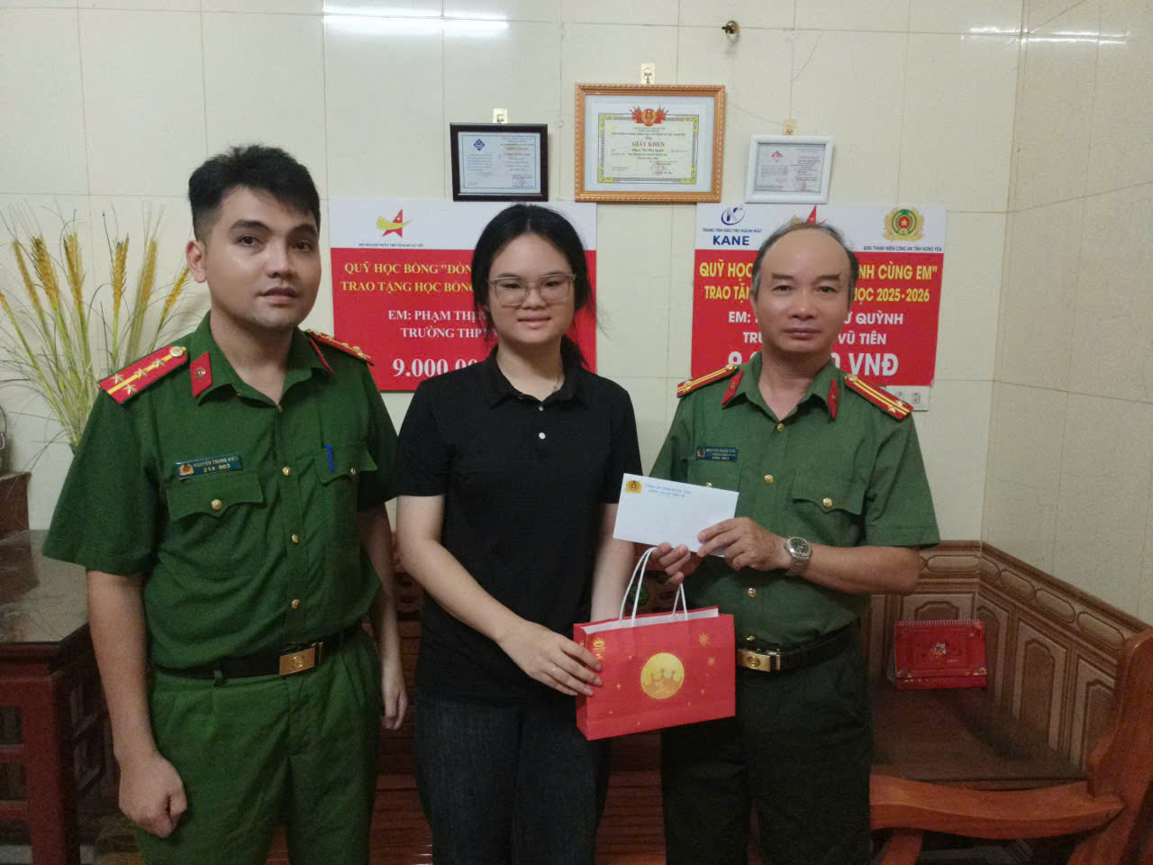 Công an xã Thư Vũ trao quà Tết Trung thu trong mô hình “Đồng hành cùng em – Ươm mầm tài năng”.