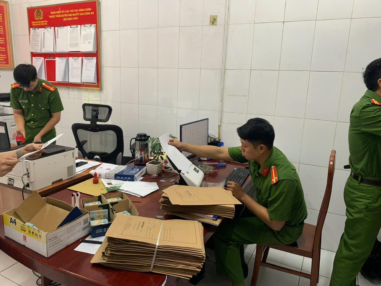 Công an xã Thụy Anh đẩy mạnh số hóa hồ sơ cư trú, chuẩn hóa dữ liệu phục vụ công tác quản lý địa bàn