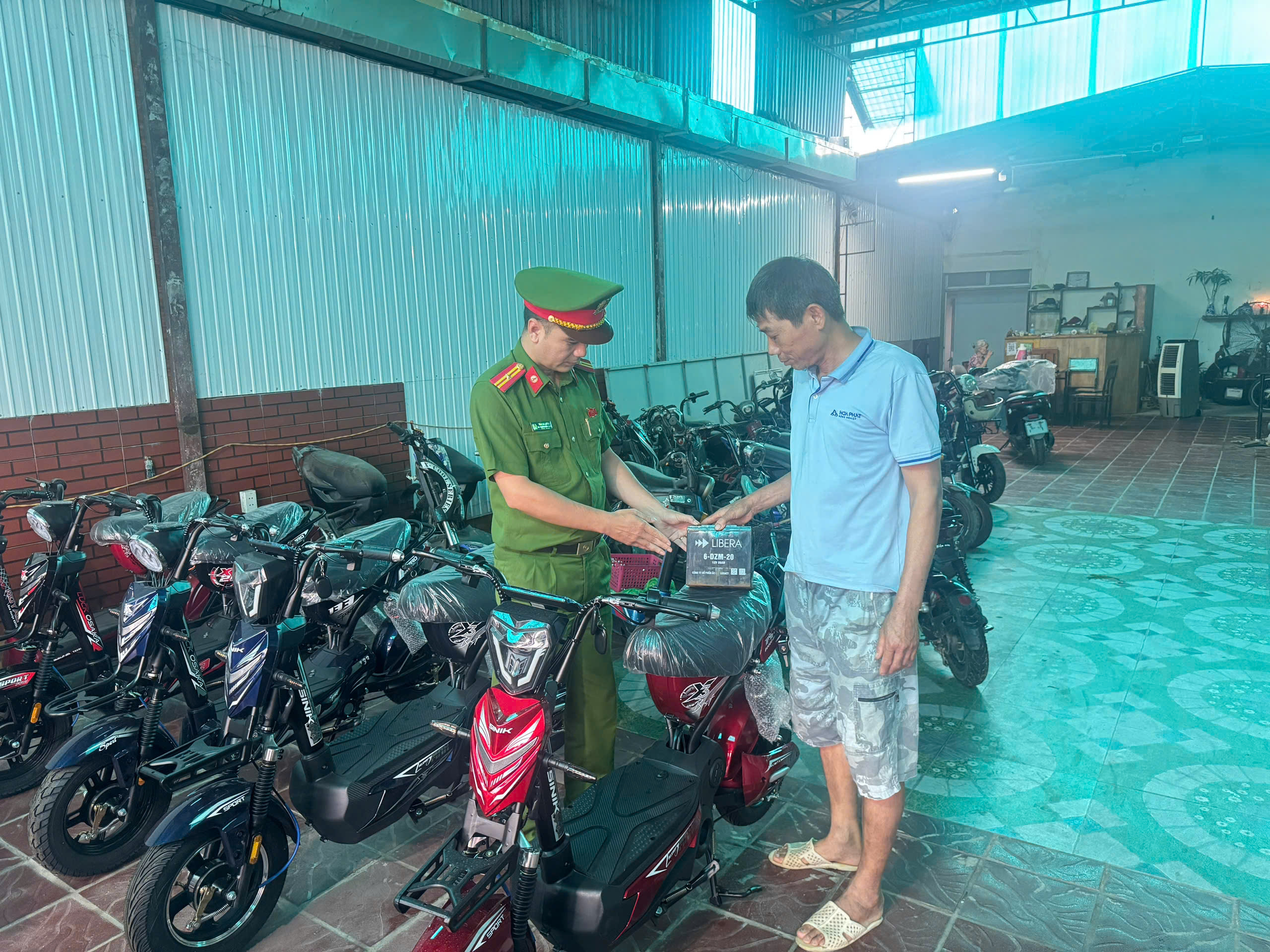Công an xã Thụy Anh tuyên truyền, vận động các cơ sở kinh doanh, sửa chữa xe “nói không” với độ, chế phương tiện