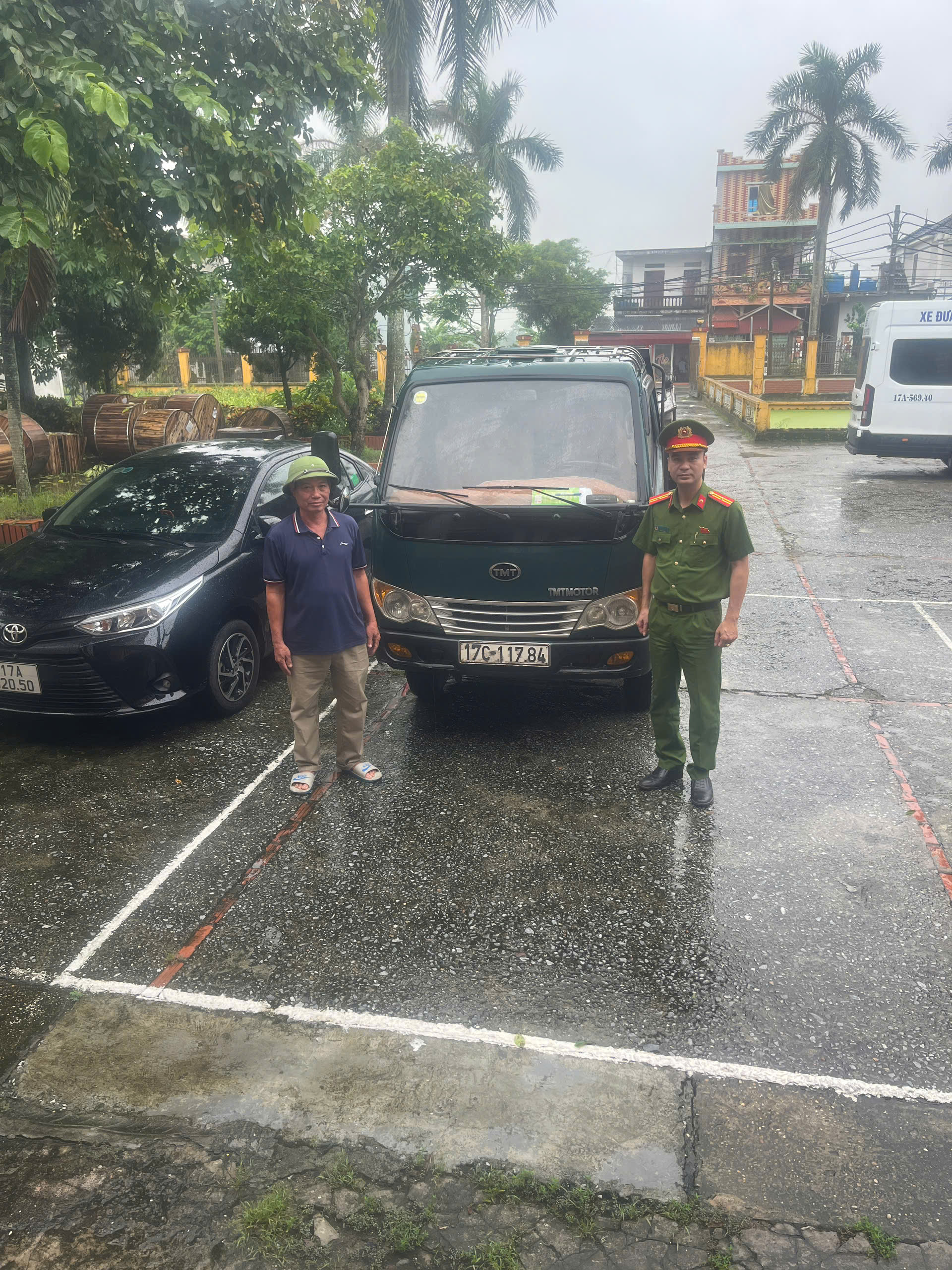 Công an xã Thụy Anh phối hợp rà soát, kiểm tra xe tải tự đổ dưới 15.000KG, xe LIMOUSINE và phượng tiện kinh doanh vận tải hành khách.