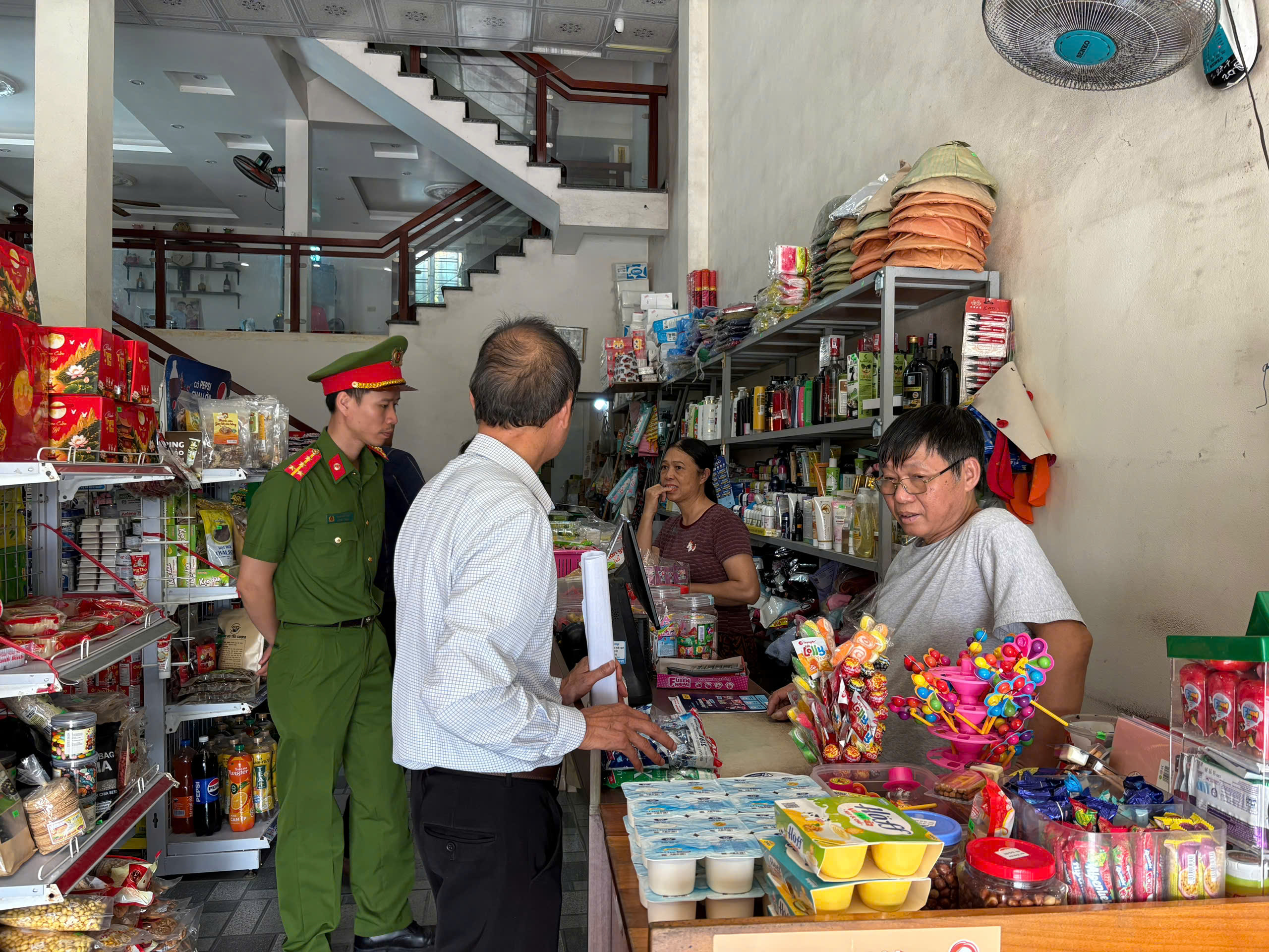 Công an xã Thụy Anh tăng cường kiểm tra, bảo đảm an toàn thực phẩm dịp Tết Trung thu