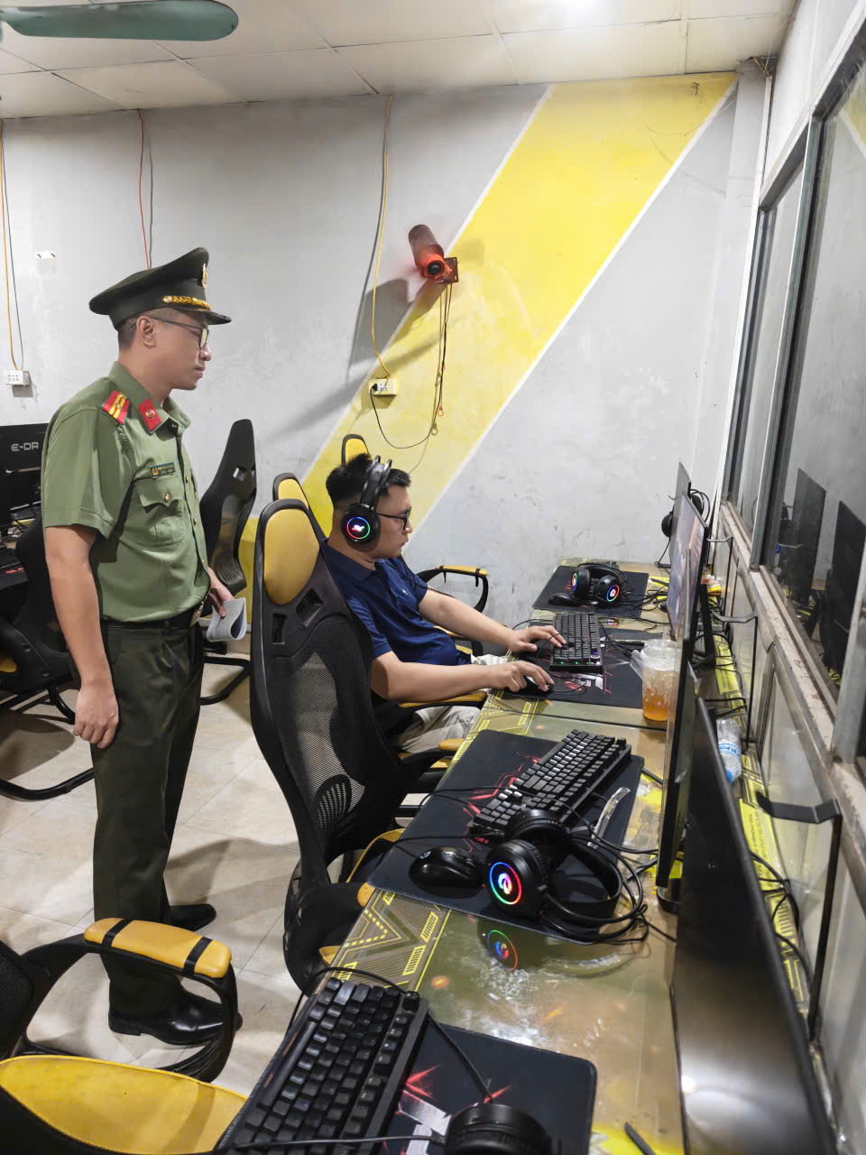 Công an xã Thụy Anh tăng cường kiểm tra, ký cam kết chấp hành pháp luật đối với các cơ sở kinh doanh Internet trên địa bàn