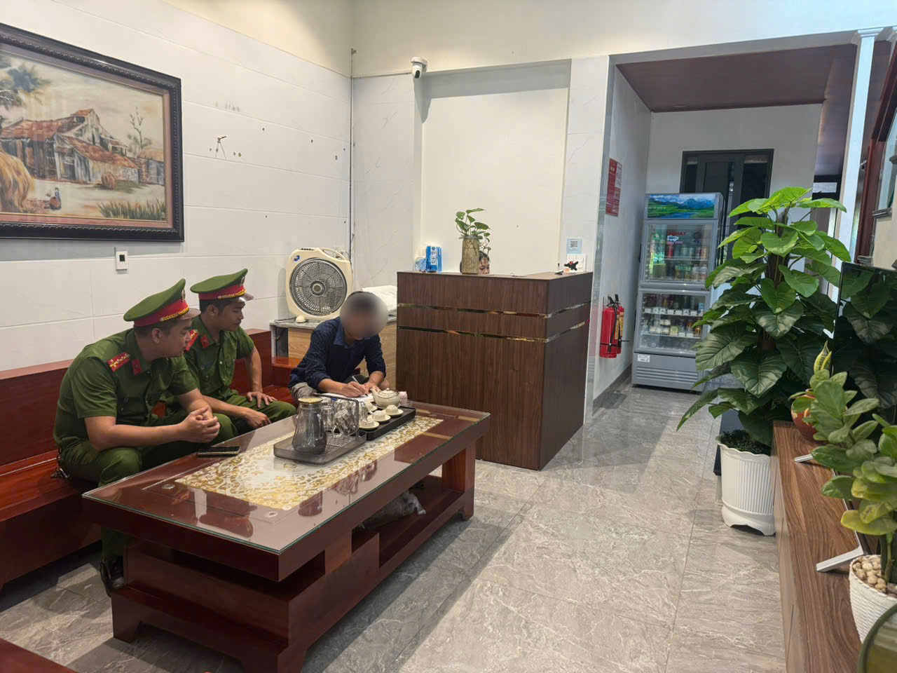 Công an xã Thụy Anh tăng cường tuyên truyền, ký cam kết phòng, chống mại dâm tại các cơ sở kinh doanh lưu trú