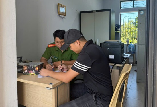 Công an xã Thụy Anh lan tỏa ý thức tự giác giao nộp vũ khí, vật liệu nổ, công cụ hỗ trợ và pháo