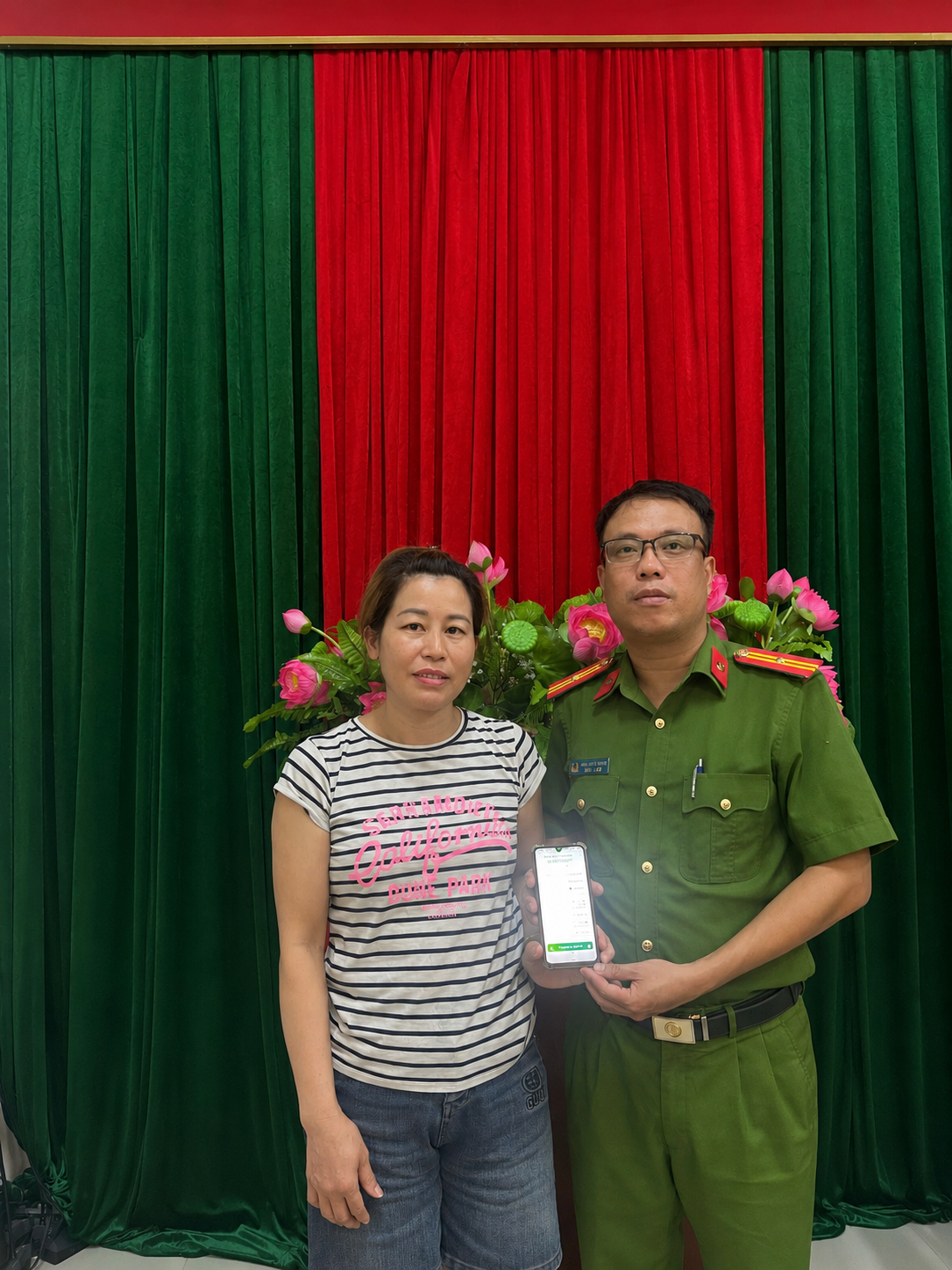 Công an xã Tiền Hải hỗ trợ xác minh, trao trả số tiền chuyển khoản nhầm