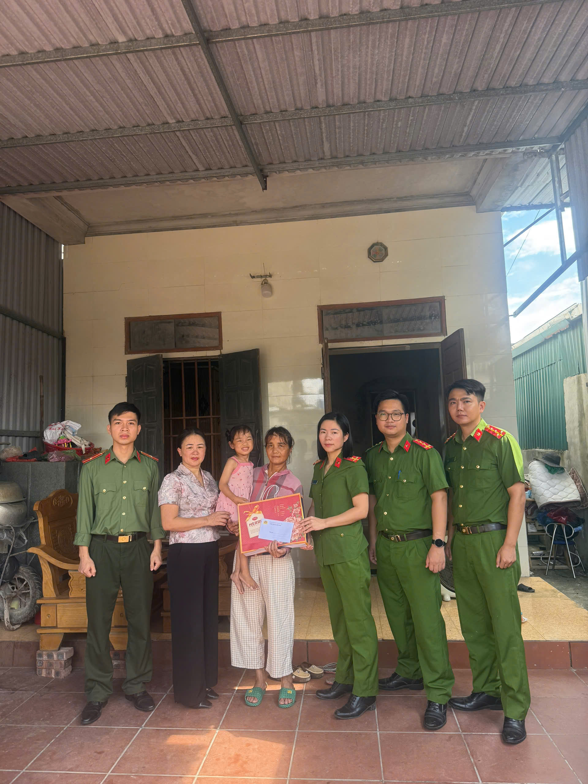 Tuổi trẻ Công an xã Tiền Hải xung kích, tình nguyện vì Nhân dân phục vụ