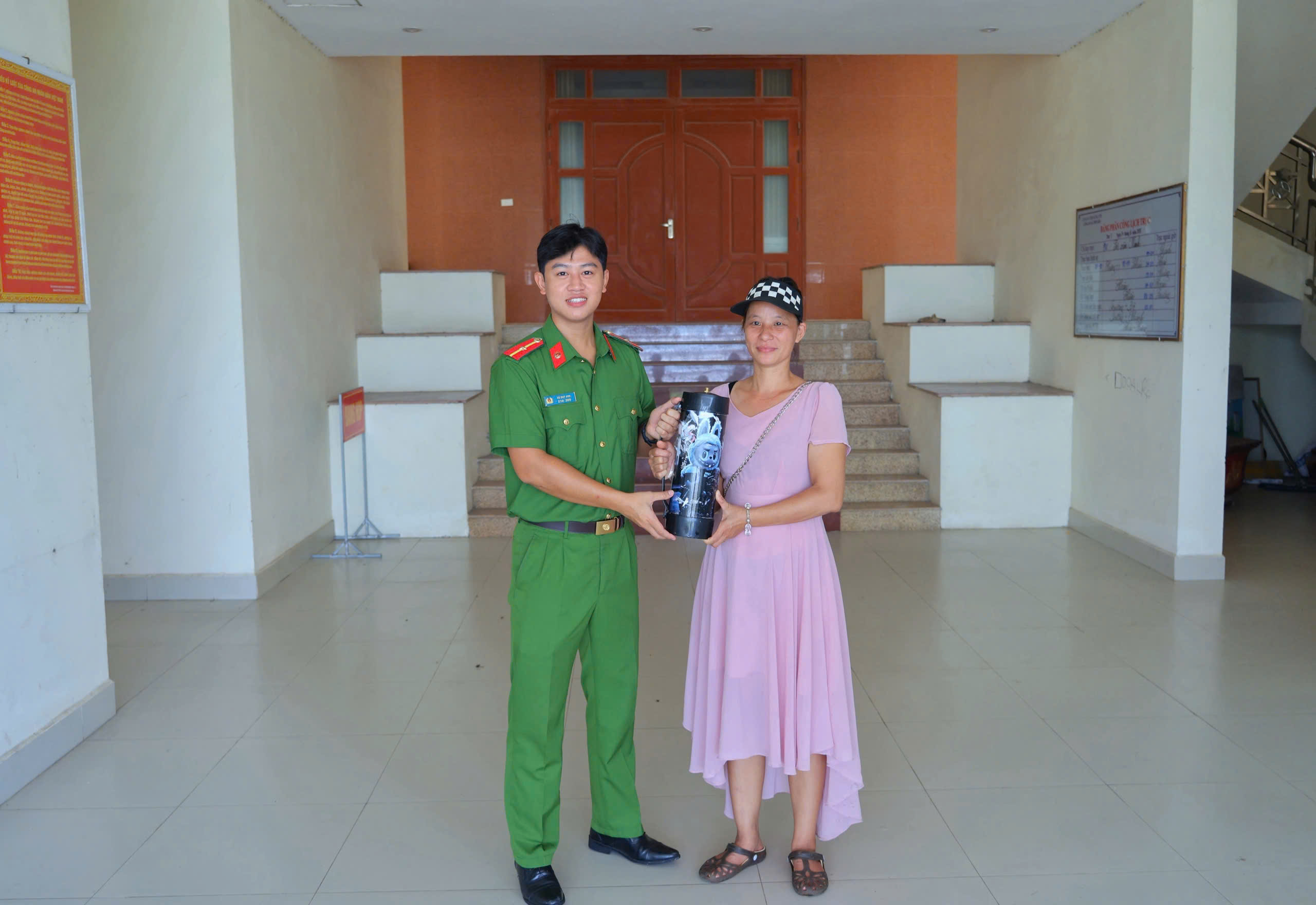 Người dân tự giác giao nộp bình “khí cười” nhặt được cho cơ quan công an