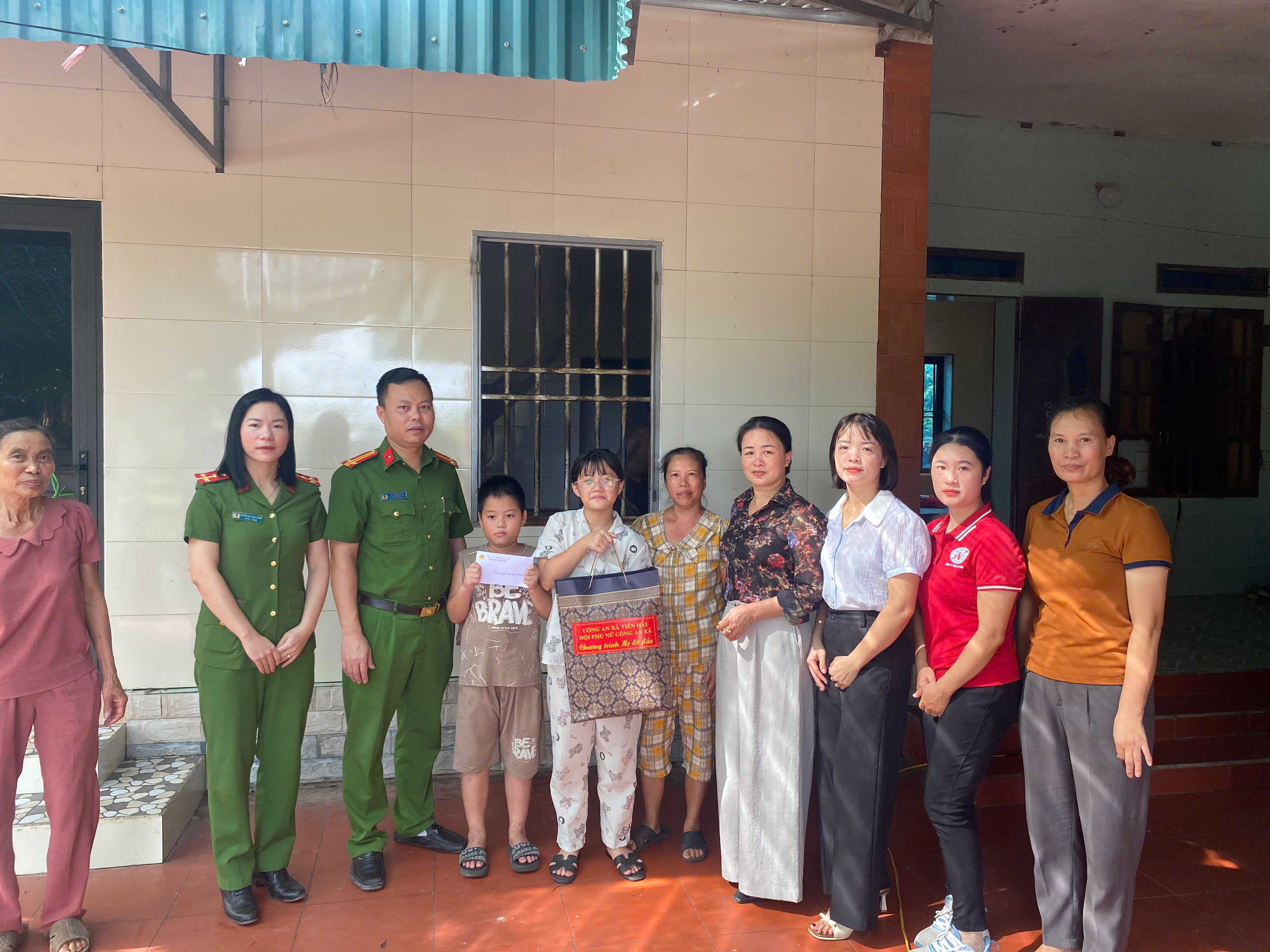 Hội Phụ nữ Công an xã Tiền Hải - đồng hành cùng trẻ khó khăn đến trường