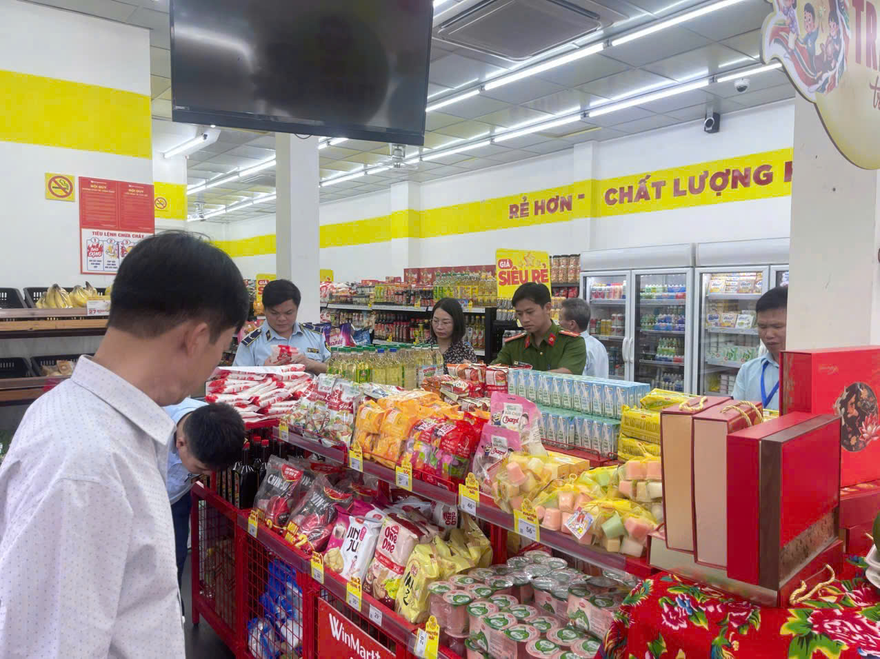 Công an xã Tiền Hải phối hợp kiểm tra, bảo đảm an toàn thực phẩm dịp Tết Trung thu