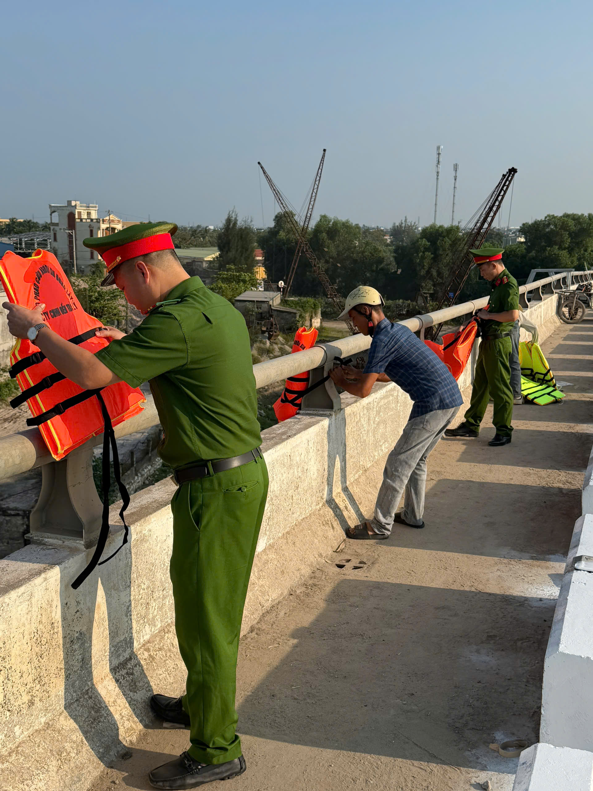 Công an xã Tiền Hải đẩy mạnh tuyên truyền, vận động bảo đảm an toàn tại cầu Trà Lý