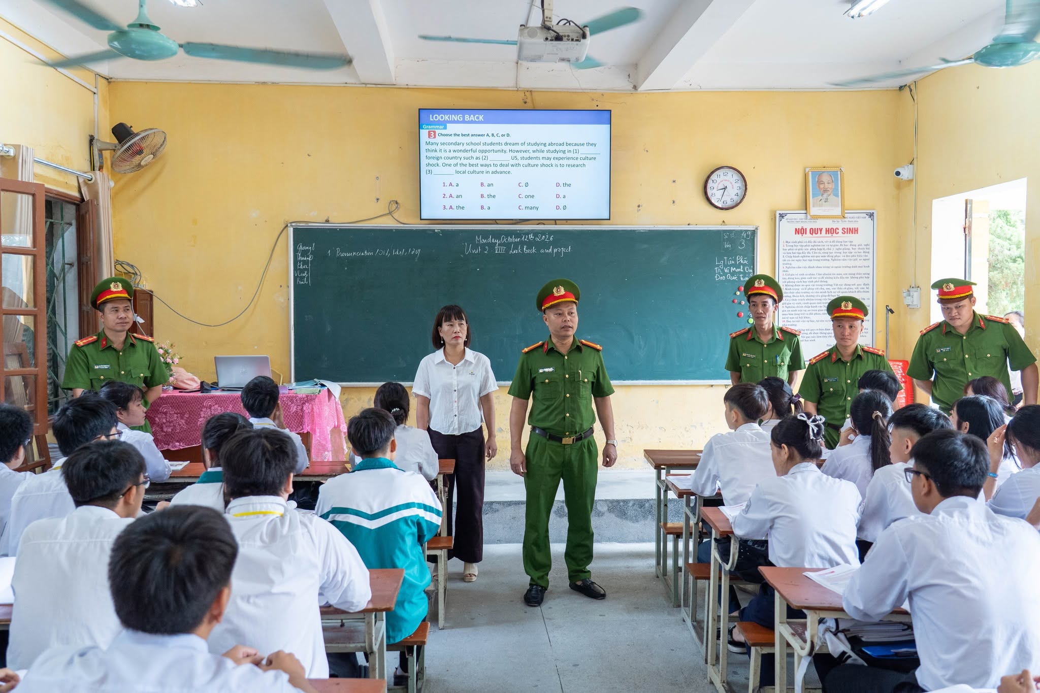 Công an xã Tiền Hải tăng cường kiểm tra, phòng ngừa vũ khí và vật liệu nổ trong học đường