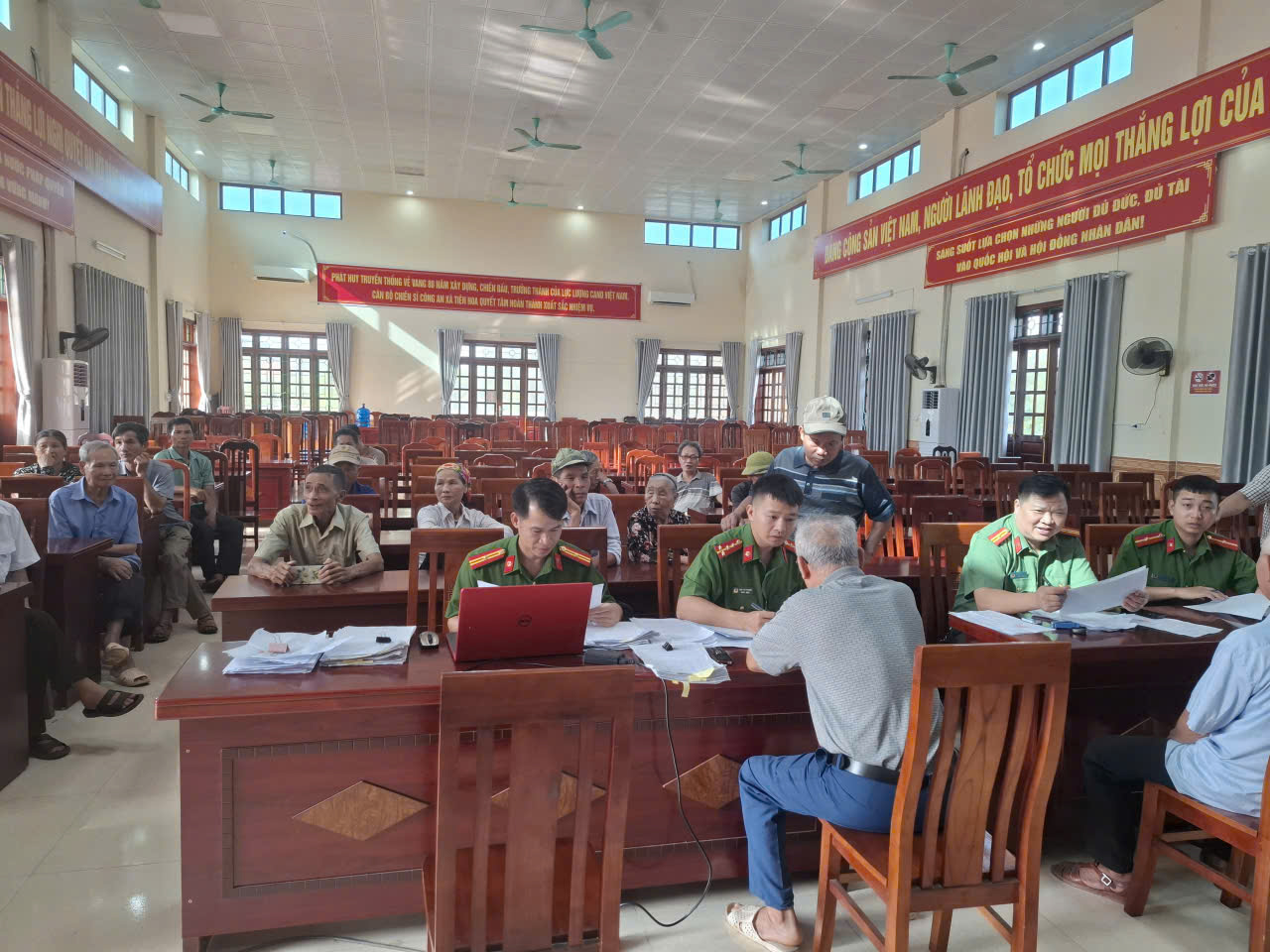 Công an xã Tiên Hoa triển khai cao điểm 45 ngày rà soát thân nhân liệt sĩ chưa xác định thông tin