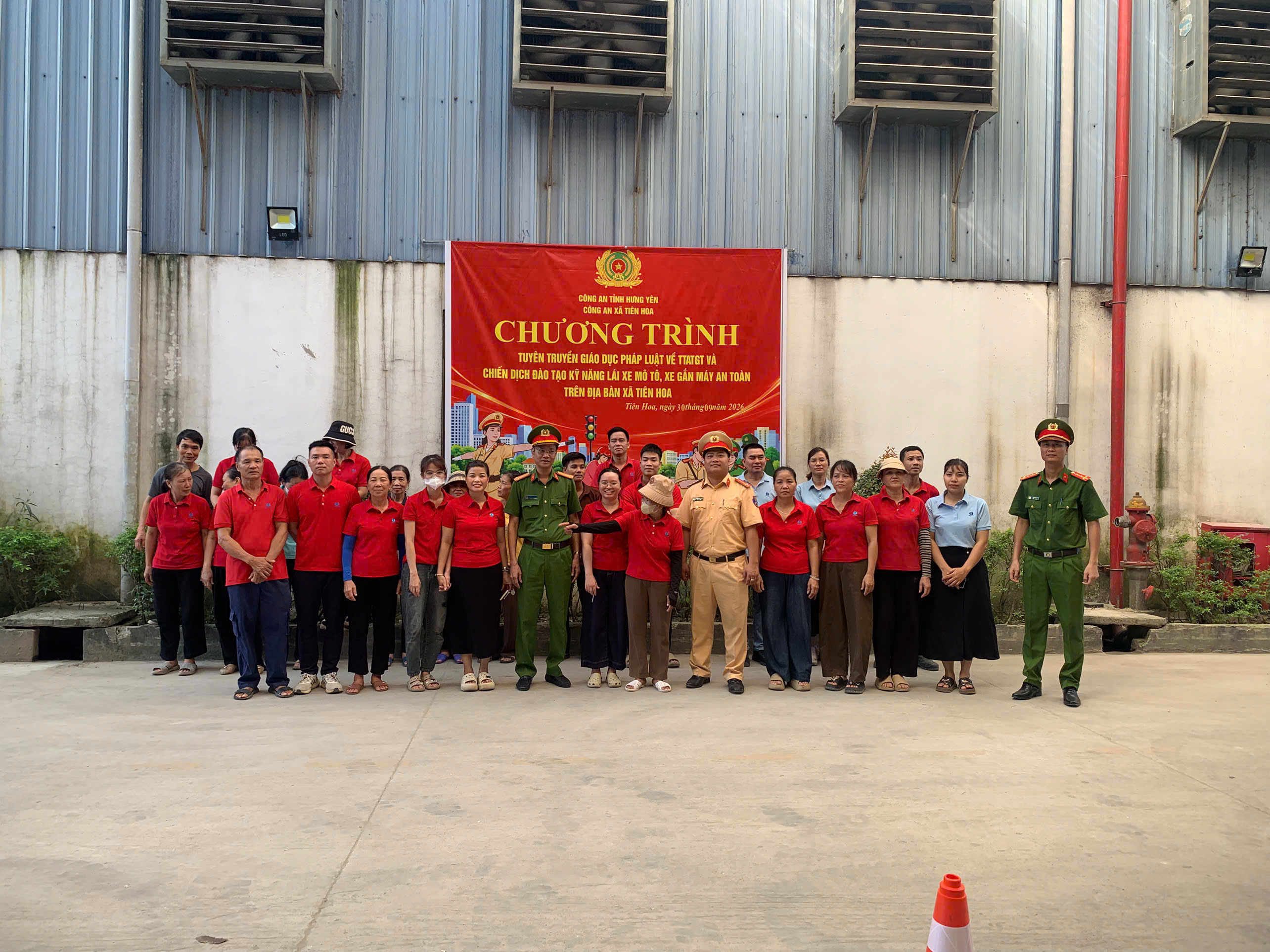 Công an xã Tiên Hoa phối hợp Phòng Cảnh sát Giao thông tuyên truyền pháp luật và đào tạo kỹ năng lái xe an toàn cho cán bộ, công nhân, người lao động tại doanh nghiệp