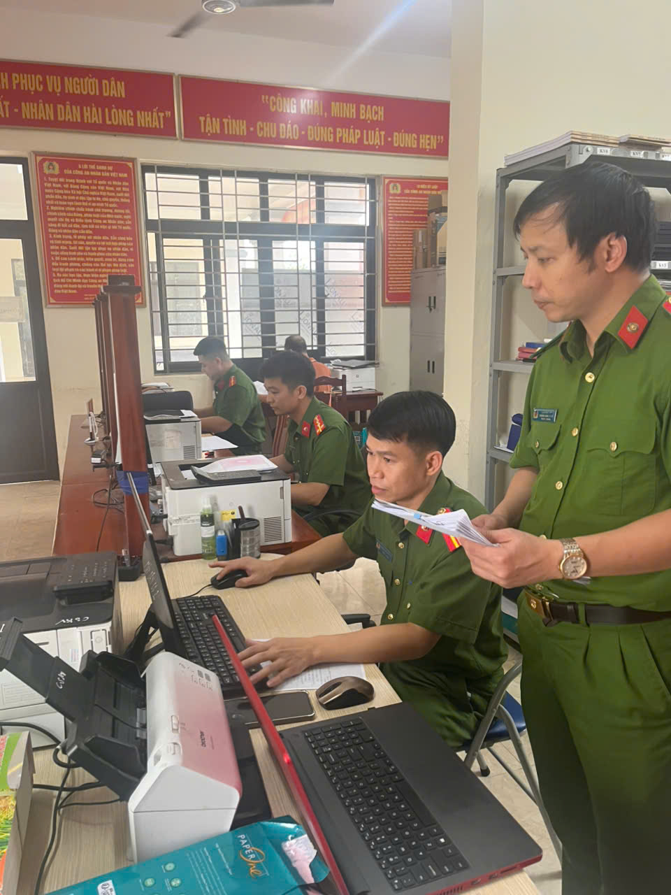 Công an xã Tiên Hoa tăng cường chuẩn hóa dữ liệu số nhà, phục vụ quản lý dân cư