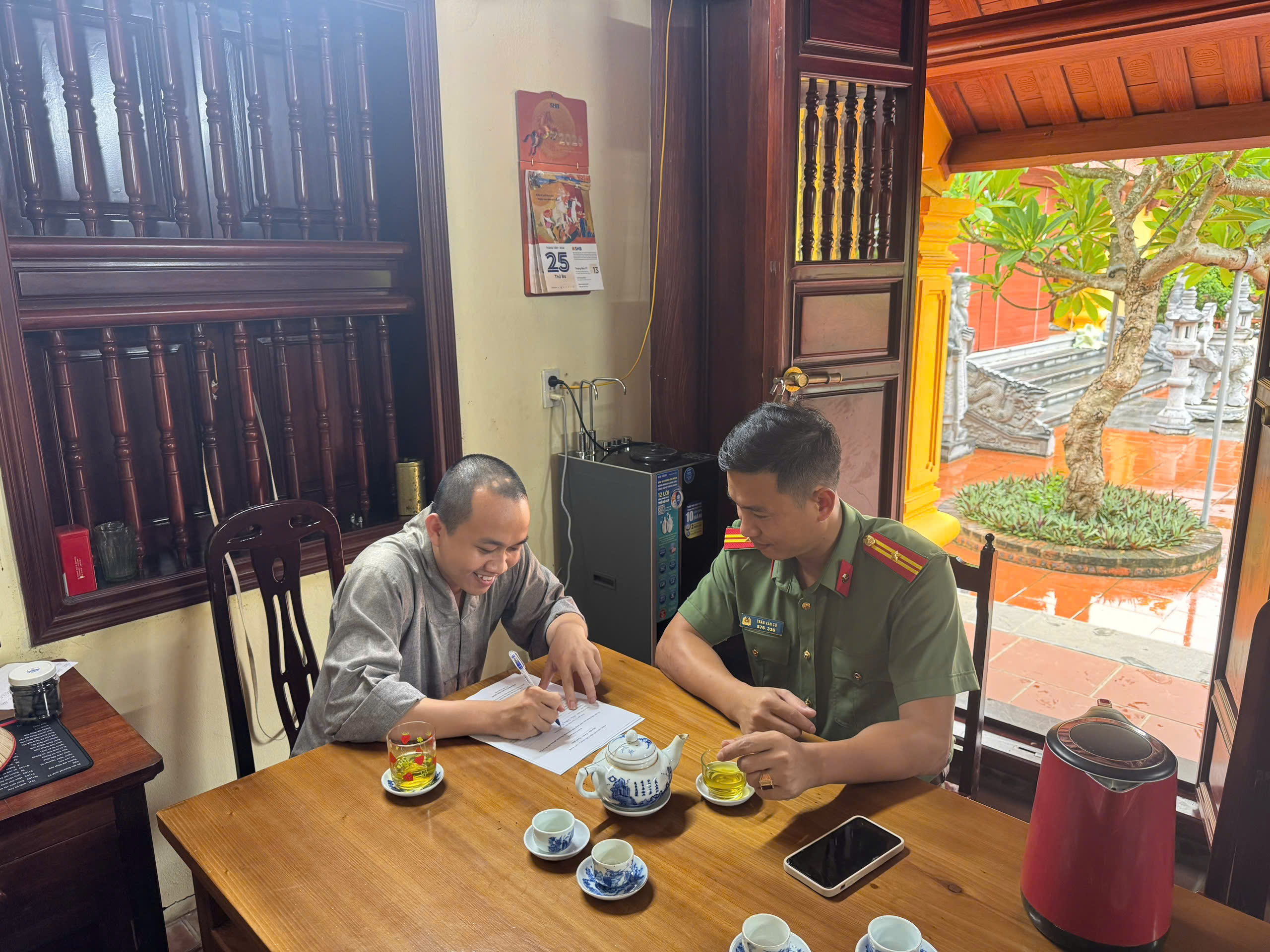 Công an xã Tiên Hưng tuyên truyền, vận động các nhà chùa trên địa bàn xã thực hiện phóng sinh văn minh, an toàn dịp lễ Vu Lan.
