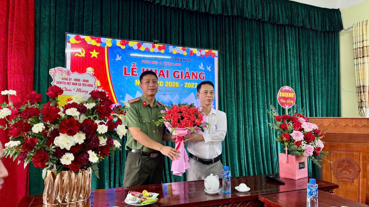 Công an xã Tiên Hưng chúc mừng lễ khai giảng năm học mới các trường học trên địa bàn xã