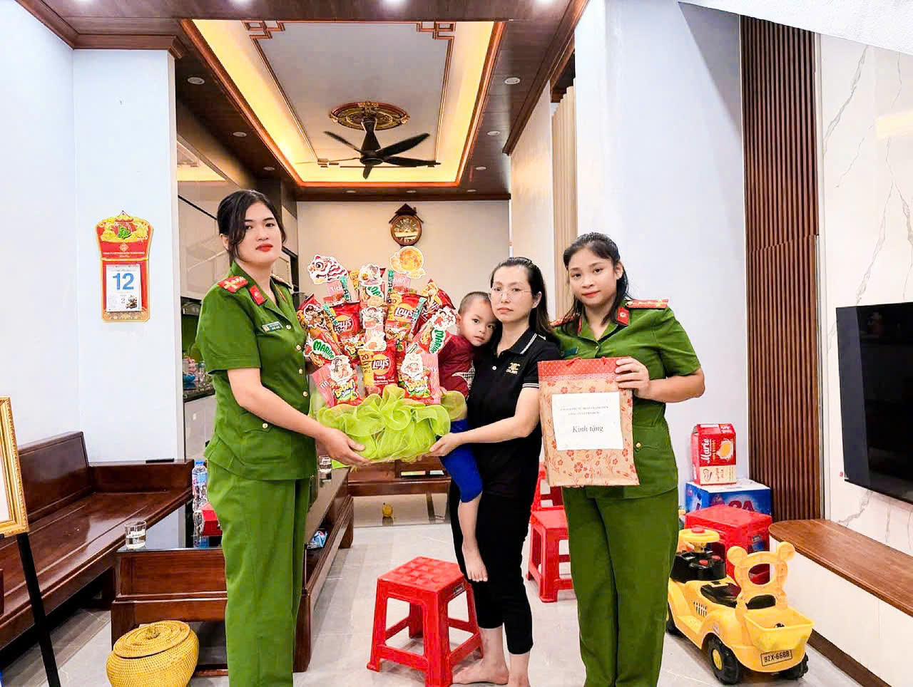 Chi hội phụ nữ, Đoàn thanh niên Công an xã Tiên Hưng thăm hỏi, động viên, chia sẻ với gia đình đồng chí Trung tá Trần Văn Tùng