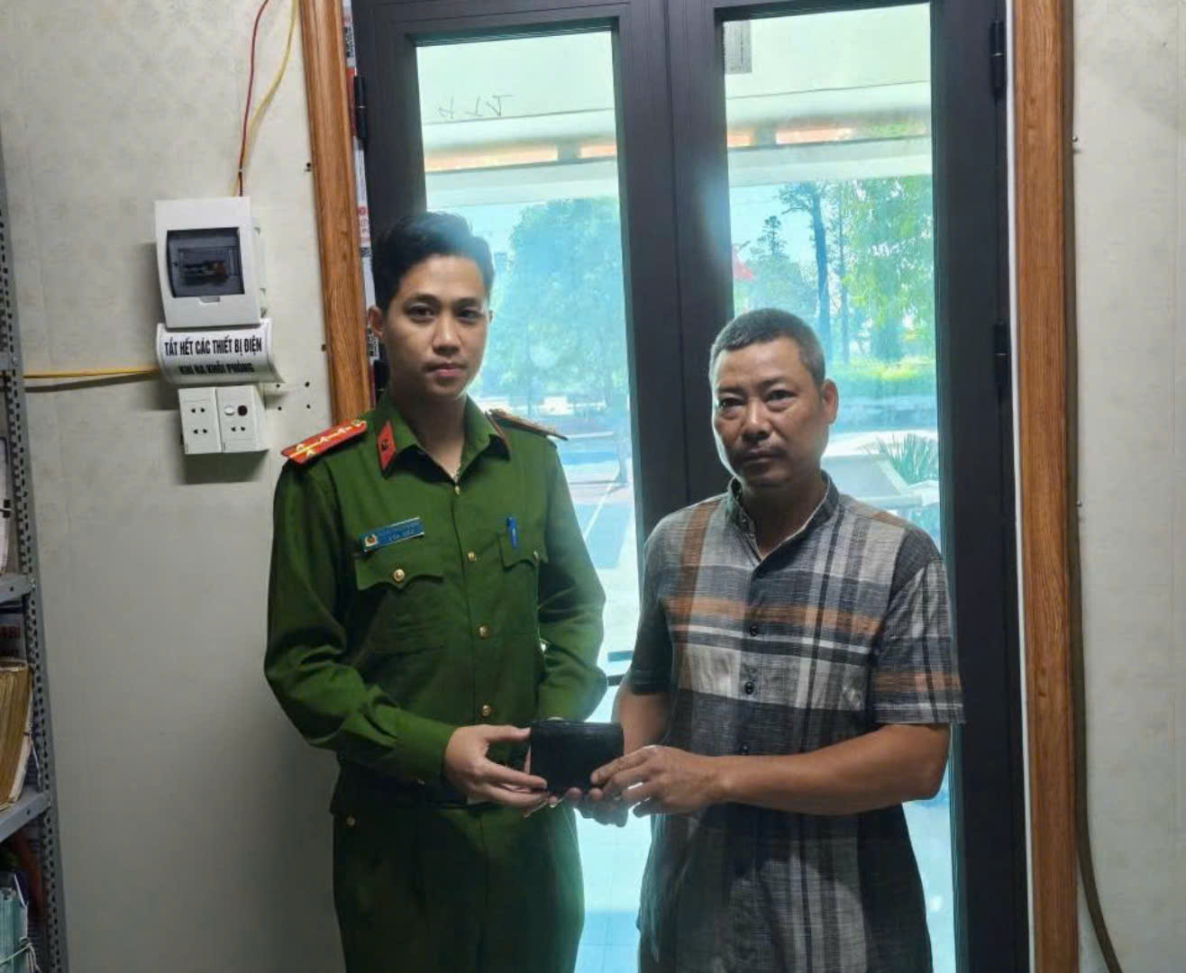 Công an xã Tiên Hưng Nhanh chóng xác minh, trả lại tài sản cho người đánh rơi