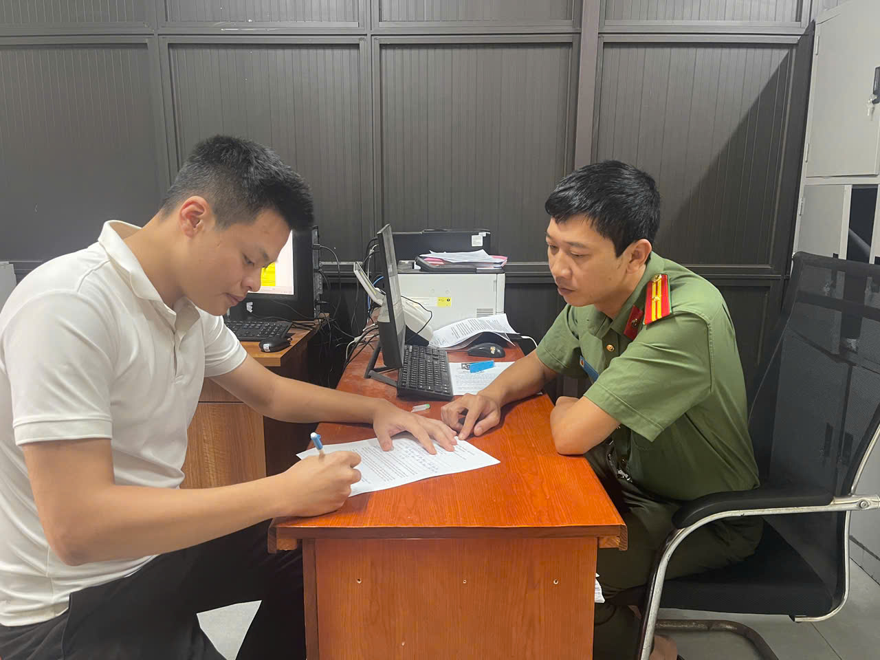 Thanh niên xã Tiên Hưng viết đơn tình nguyện thực hiện nghĩa vụ tham gia Công an nhân dân năm 2027