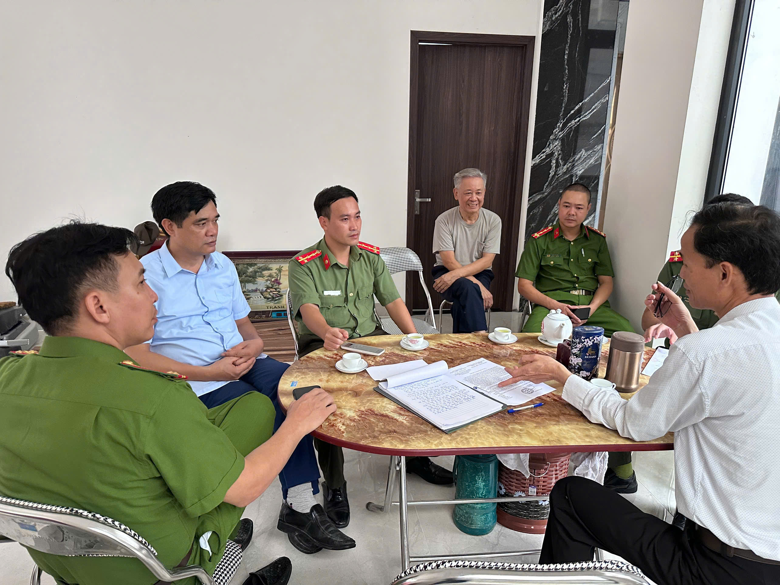 Công an xã Tiên La chủ động tham mưu tăng cường công tác kiểm tra bảo vệ môi trường và vệ sinh an toàn thực phẩm
