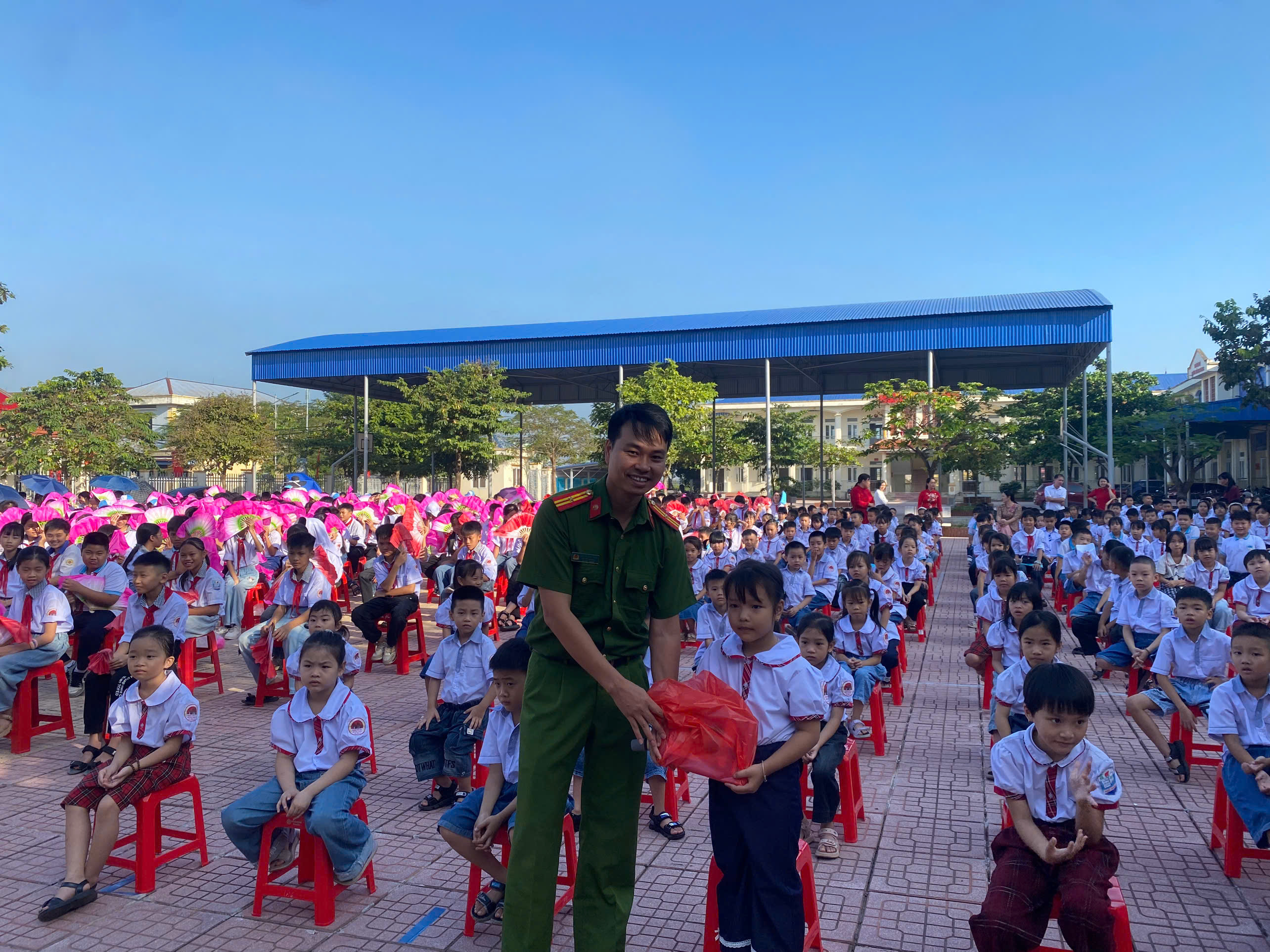 Công an xã Tiên La tuyên truyền phổ biến pháp luật về An toàn giao thông, An ninh mạng và phòng chống tội phạm công nghệ cao tại trường Tiểu học và trường THCS Vũ Thị Thục phân hiệu Phúc Khánh