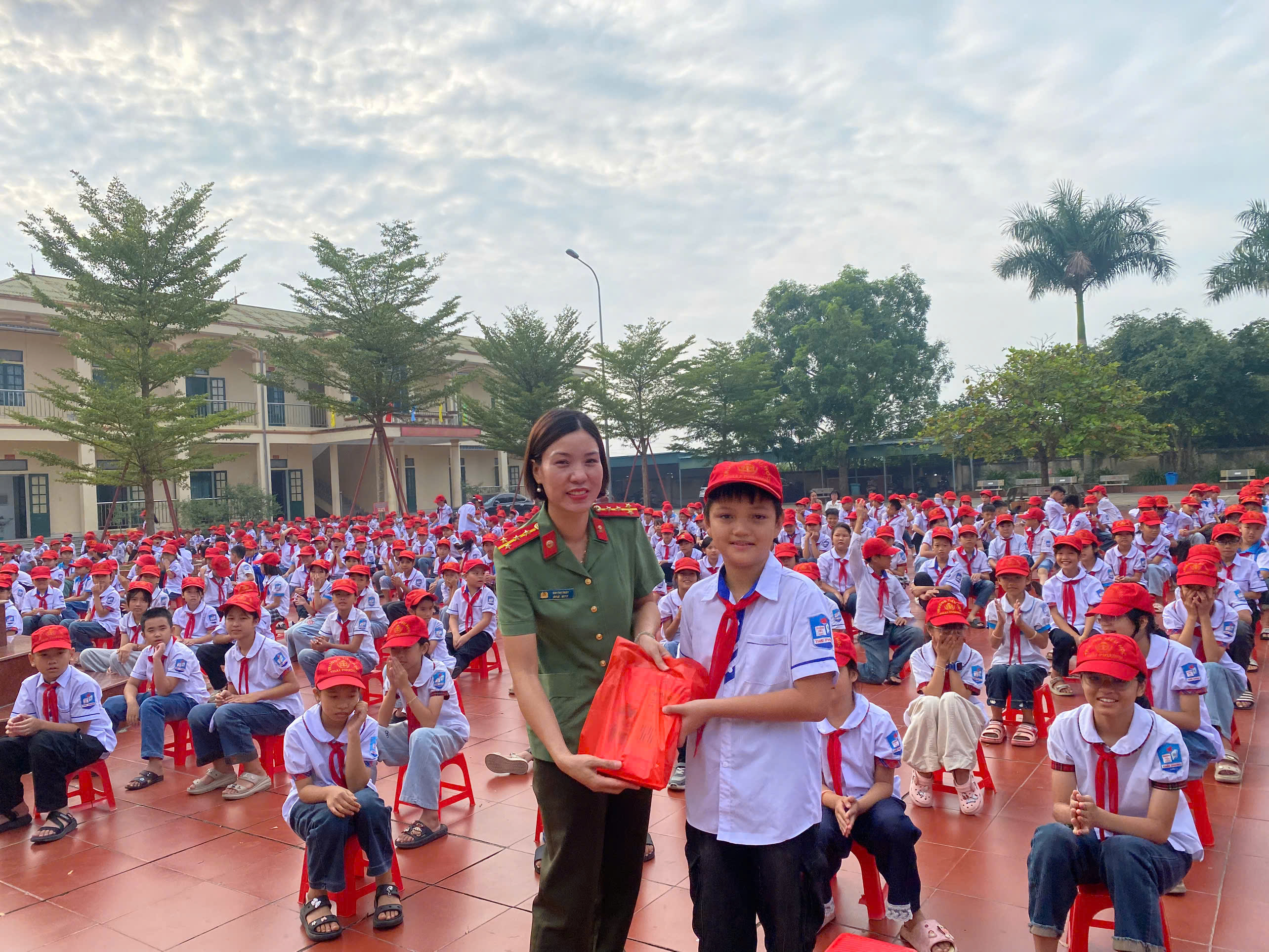 Công an xã Tiên La phối hợp trường Tiểu học Vũ Thị Thục - phân hiệu Thái Phương tuyên truyền phổ biến pháp luật về An toàn giao thông, An ninh mạng, phòng chống tội phạm Công nghệ cao và phòng cháy, chữa cháy.
