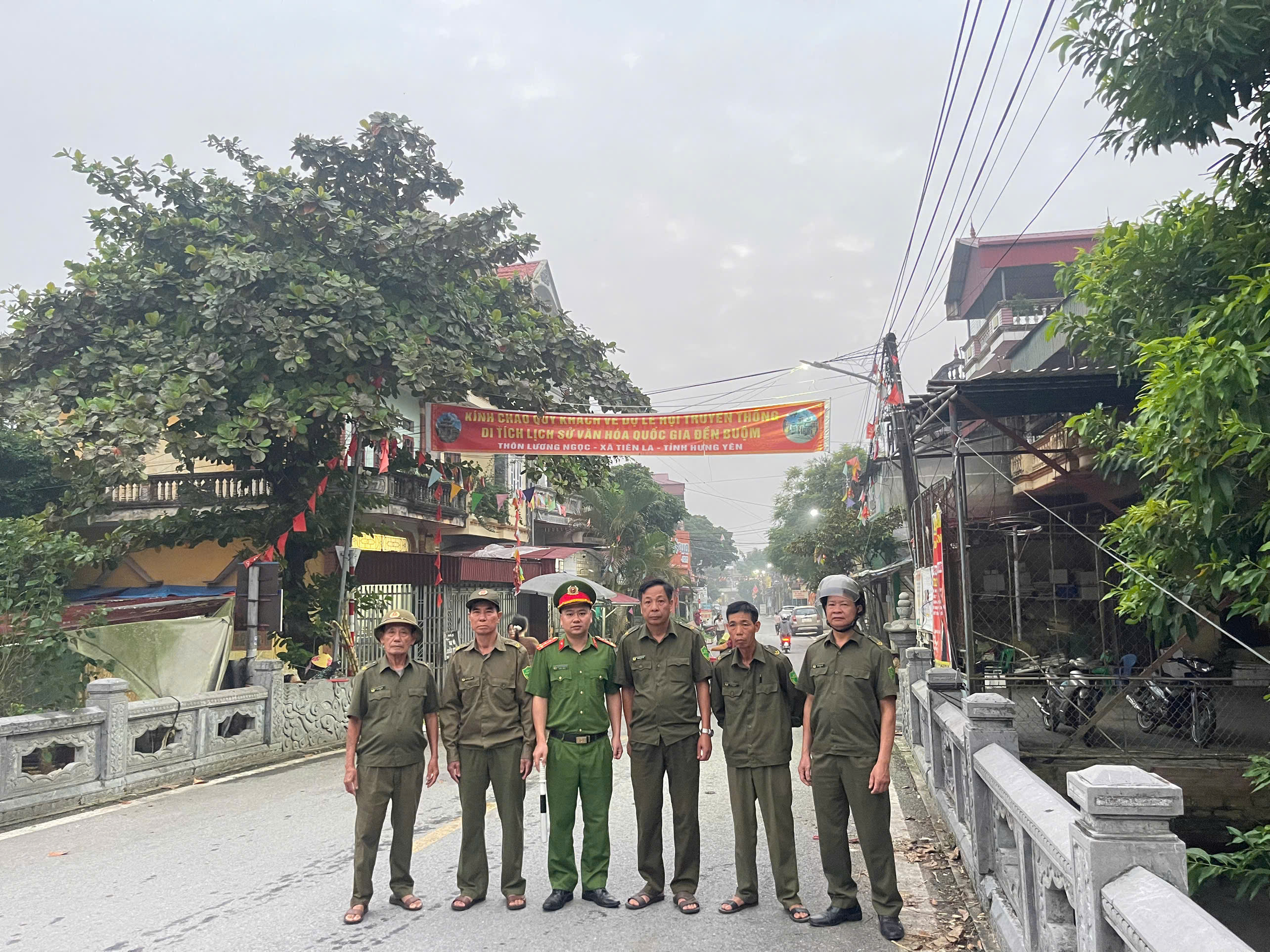 Công an xã Tiên La tích cực ra quân đảm bảo trật tự an toàn giao thông khu vực cầu Tiên La và cổng chợ Mẹo