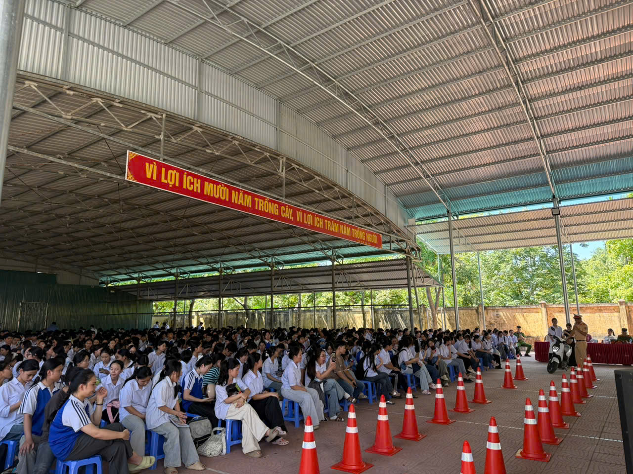 Công an xã Tiên Lữ phối hợp phòng Cảnh sát giao thông  tuyên truyền, phổ biến pháp luật và hướng dẫn kỹ năng lái xe an toàn tại trường THPT Trần Hưng Đạo