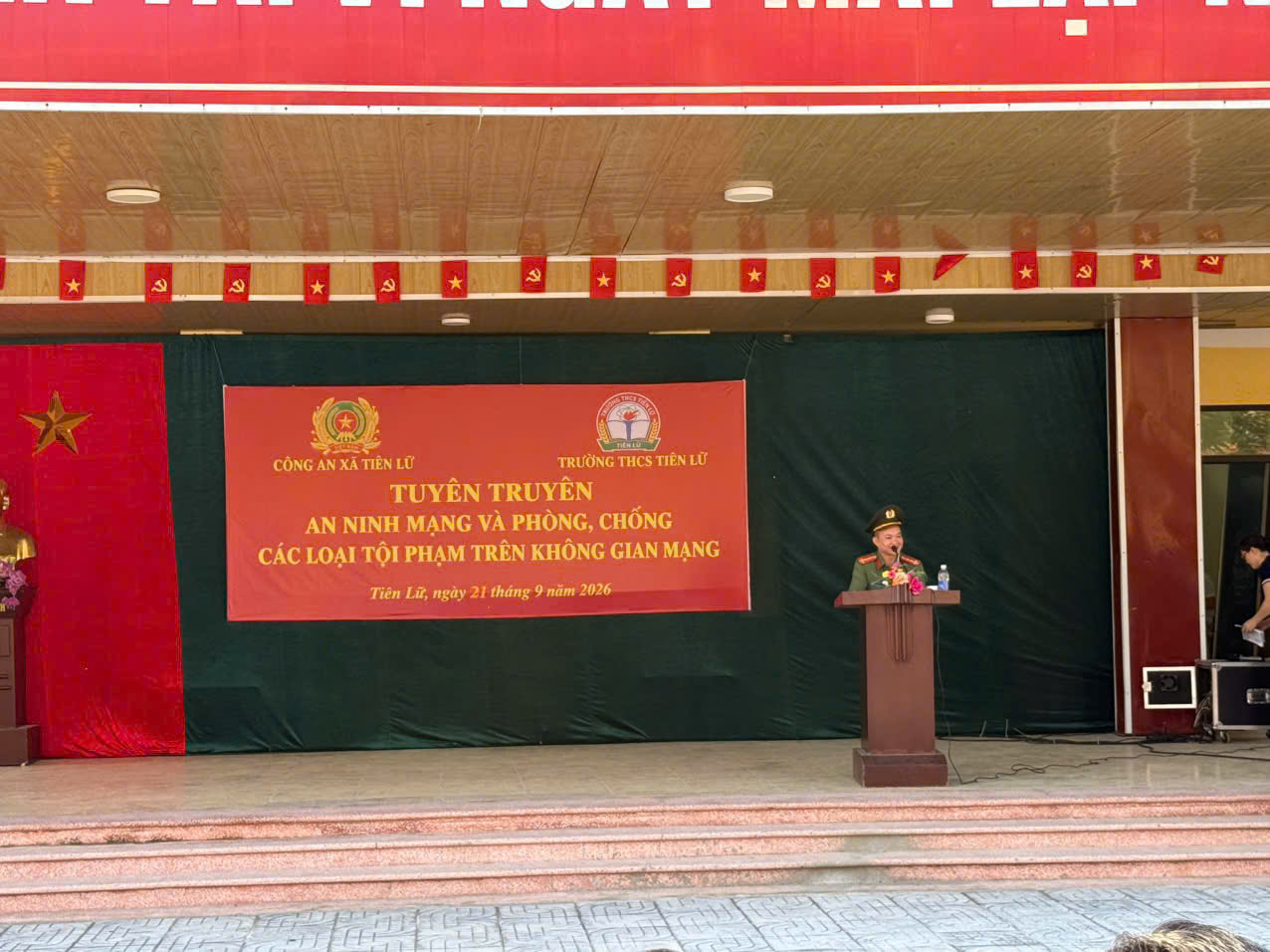 Công an xã Tiên Lữ tuyên truyền, phổ biến pháp luật về an ninh mạng và phòng, chống tội phạm sử dụng công nghệ cao  tại Trường THCS Tiên Lữ