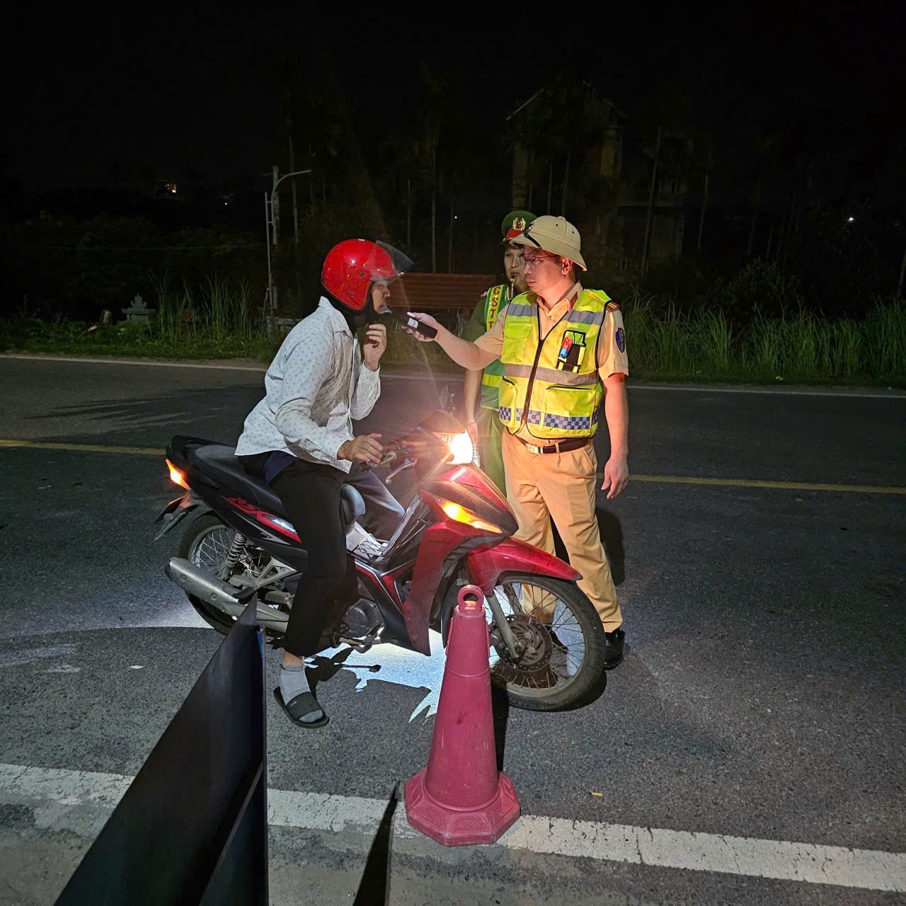 Công an xã Tiên Lữ phối hợp Phòng Cảnh sát giao thông tăng cường tuần tra, kiểm soát bảo đảm trật tự an toàn giao thông trên địa bàn.