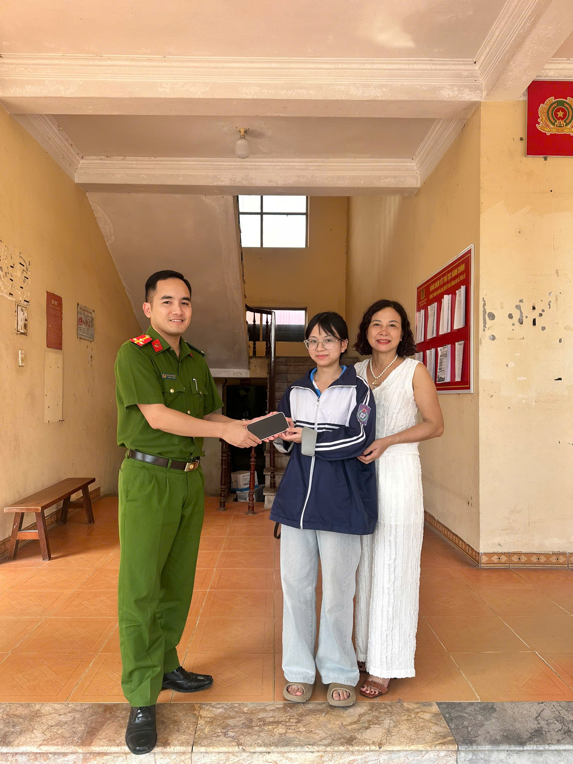 Công an xã Tiên Lữ hỗ trợ người dân trao trả điện thoại bị đánh rơi