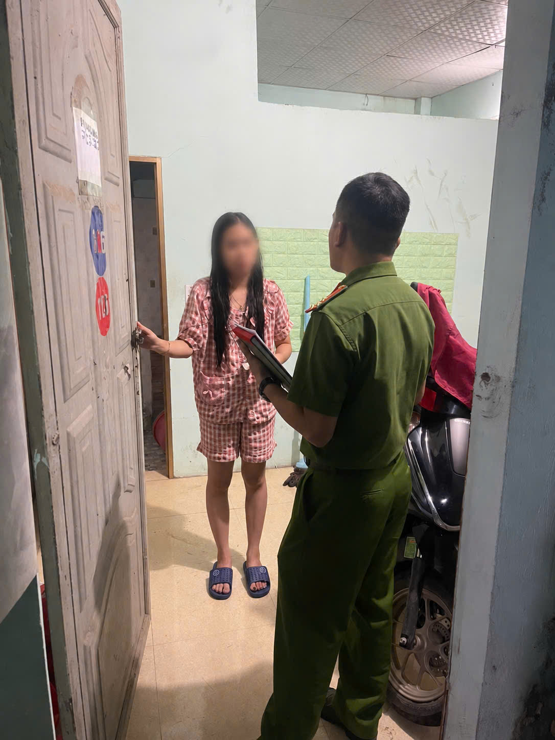 Công an xã Tiên Lữ tăng cường kiểm tra cư trú gắn với tuyên truyền, nâng cao ý thức chấp hành pháp luật của người dân góp phần đảm bảo An ninh trật tự trước, trong và sau Lễ Quốc khánh 02/9