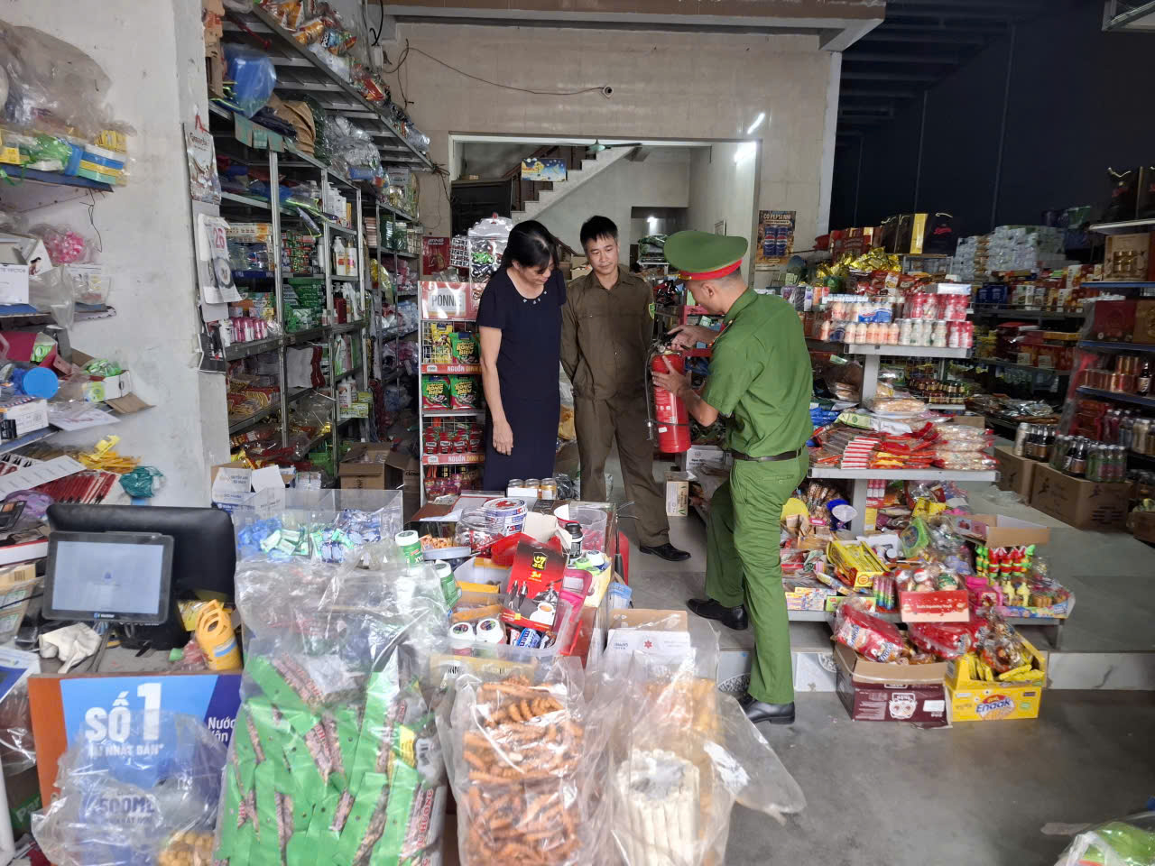 Công an xã Tiên Tiến tăng cường hướng dẫn các hộ gia đình thực hiện nghiêm các biện pháp phòng cháy, chữa cháy và cứu nạn, cứu hộ nhằm chủ động phòng ngừa, bảo vệ tính mạng và tài sản