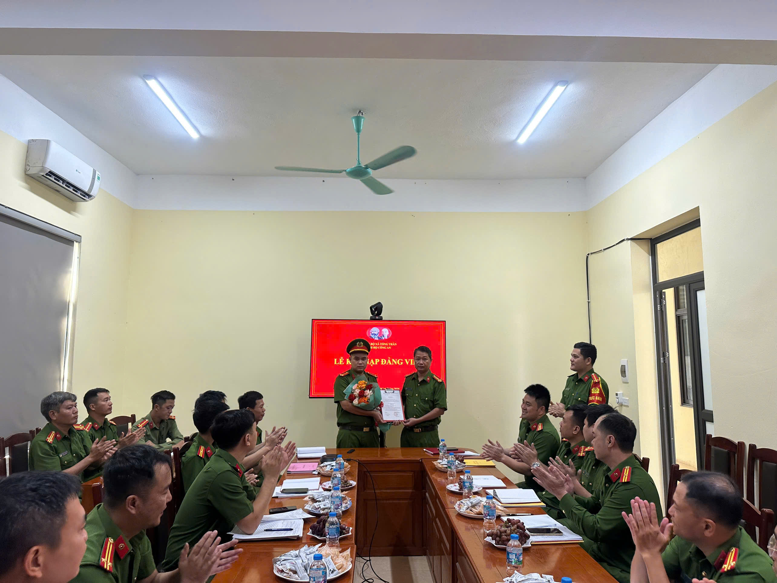 Chi bộ Công an xã Tống Trân tổ chức Lễ kết nạp đảng viên mới