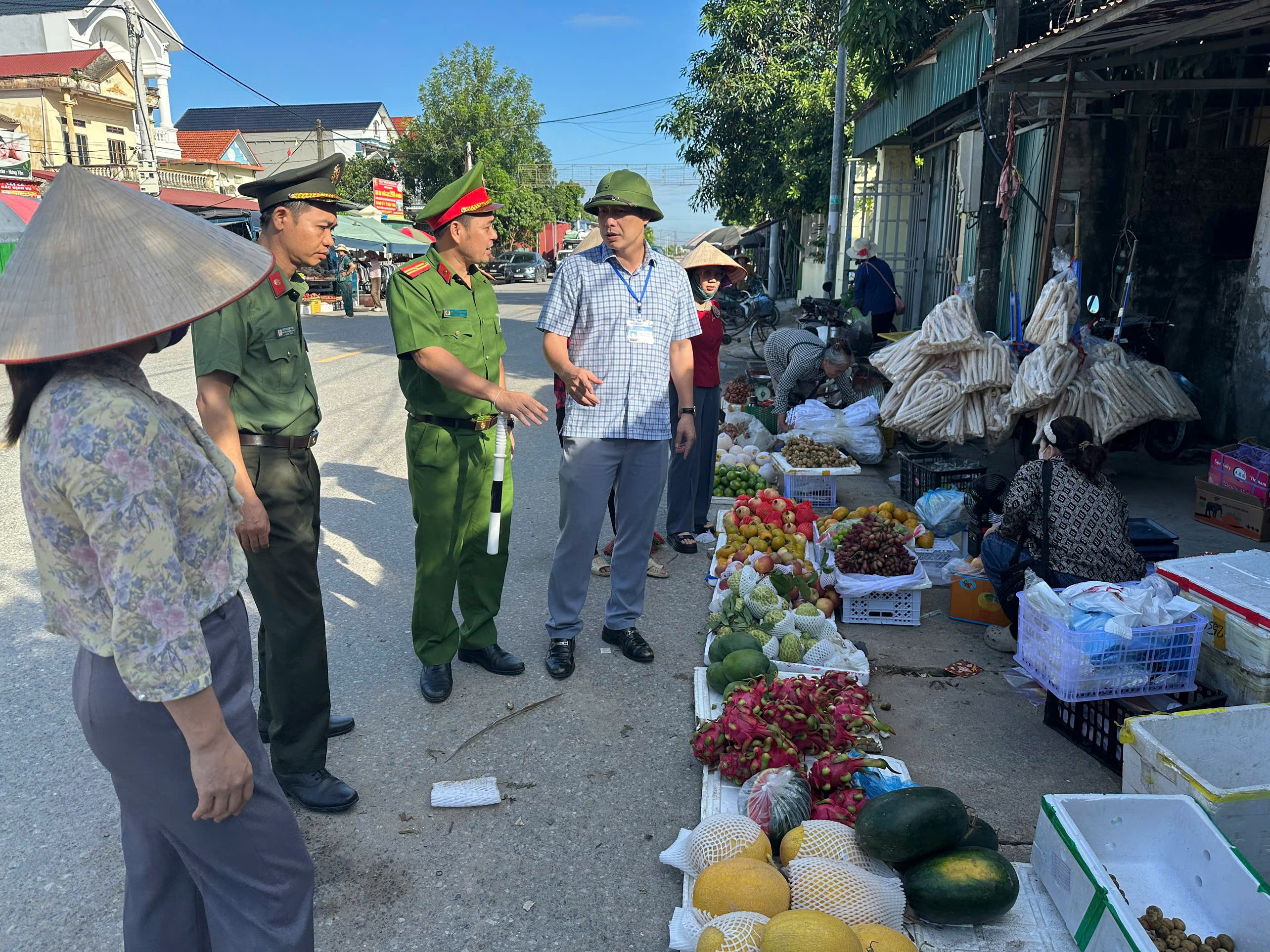 Công an xã Tống Trân tăng cường kiểm tra, xử lý vi phạm, bảo đảm hành lang an toàn giao thông