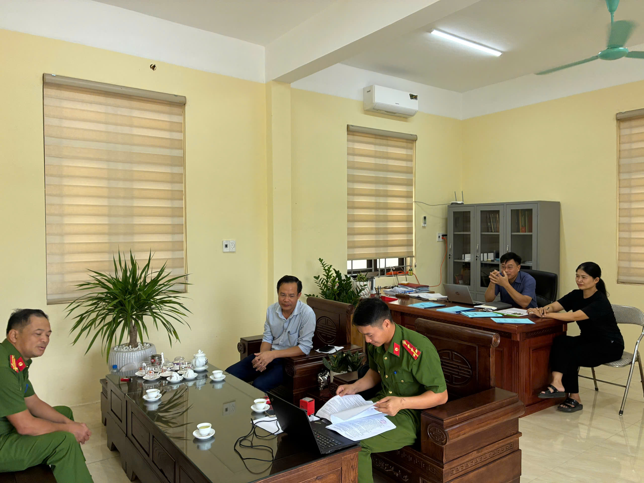 Công an xã Tống Trân tăng cường công tác kiểm tra việc quản lý, sử dụng con dấu tại các cơ sở giáo dục trên địa bàn