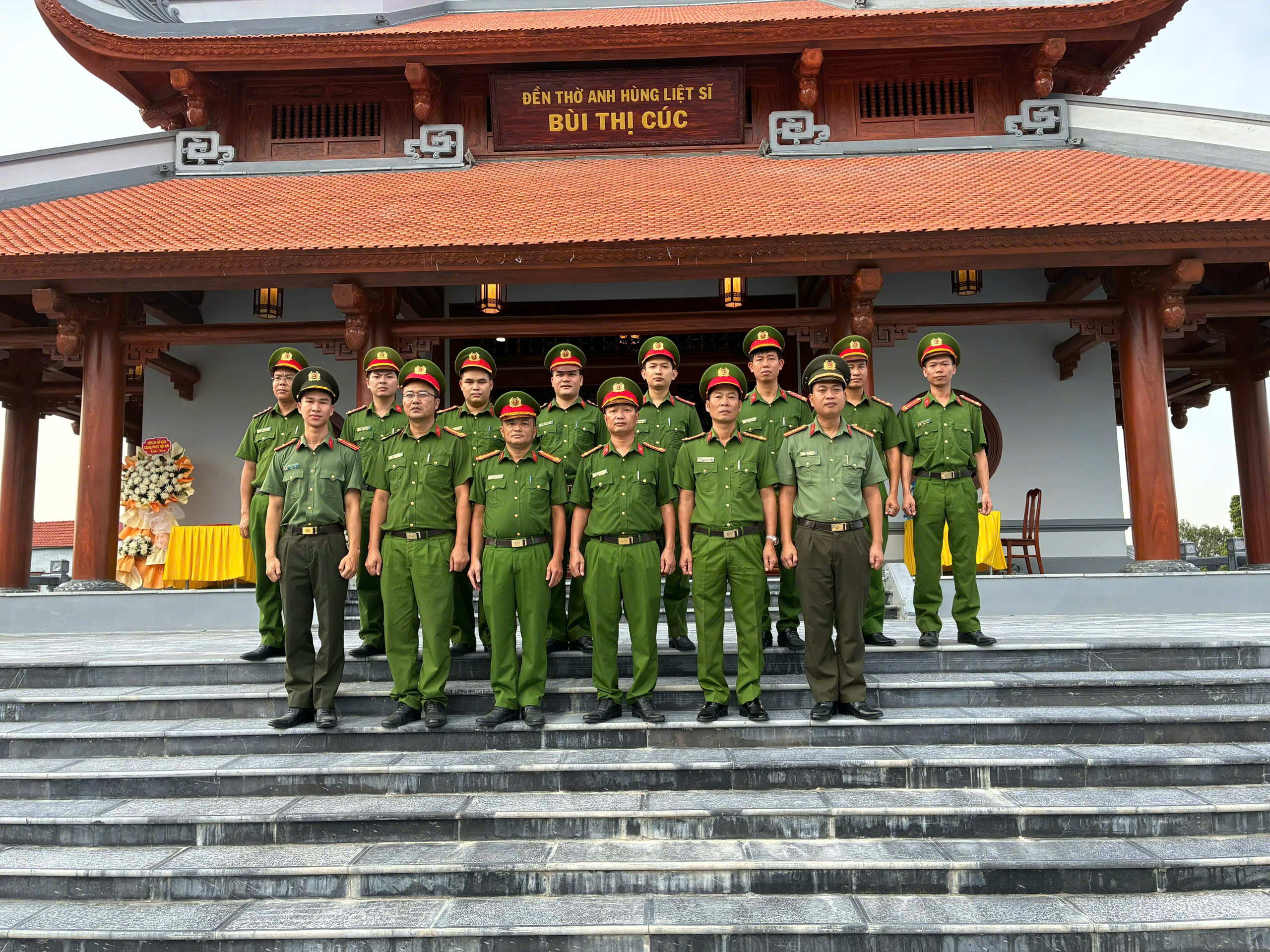 Công an xã Tống Trân tổ chức hoạt động về nguồn tại Khu lưu niệm Nữ Anh hùng Liệt sĩ Công an nhân dân Bùi Thị Cúc