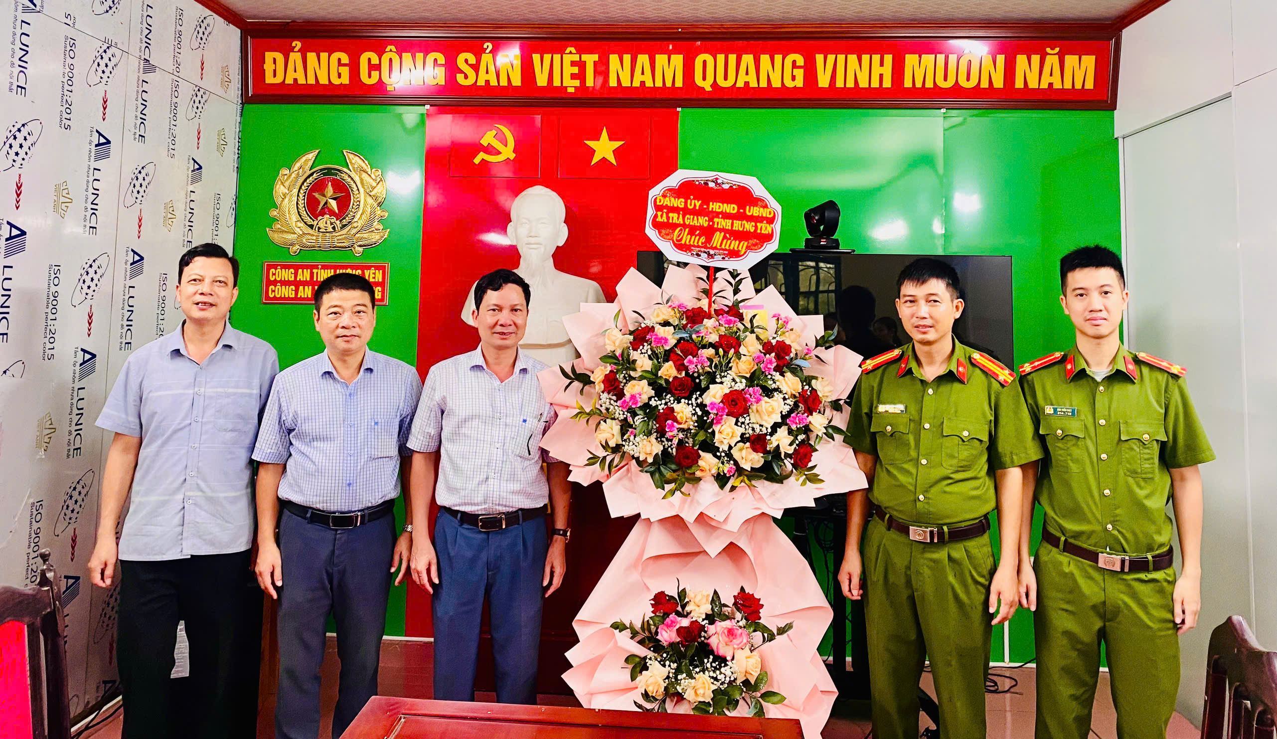 Đảng ủy, HĐND, UBND xã Trà Giang thăm, động viên Công an xã nhân Ngày truyền thống Công an nhân dân