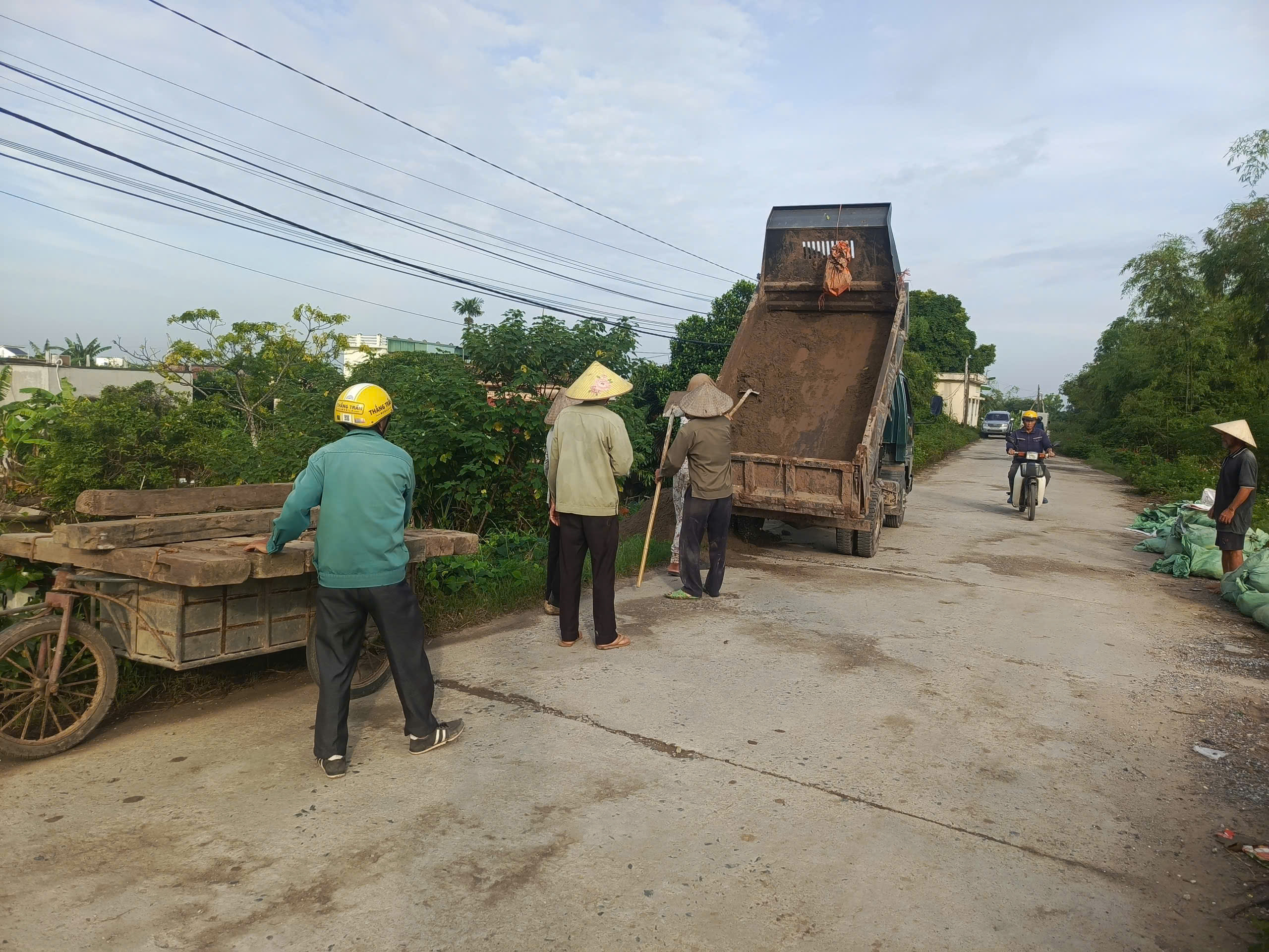 Công an xã Trà Giang chủ động tham mưu xử lý sự cố sạt lở và tuyên truyền phòng, chống thiên tai