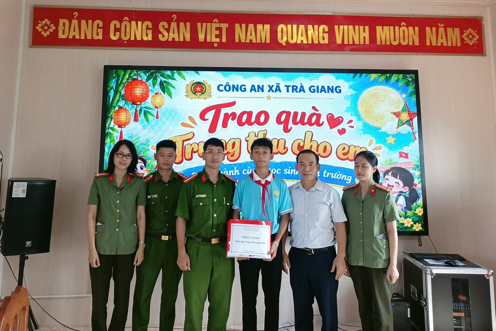 Công an xã Trà Giang trao quà Trung thu, thắp sáng niềm vui cho trẻ em có hoàn cảnh khó khăn