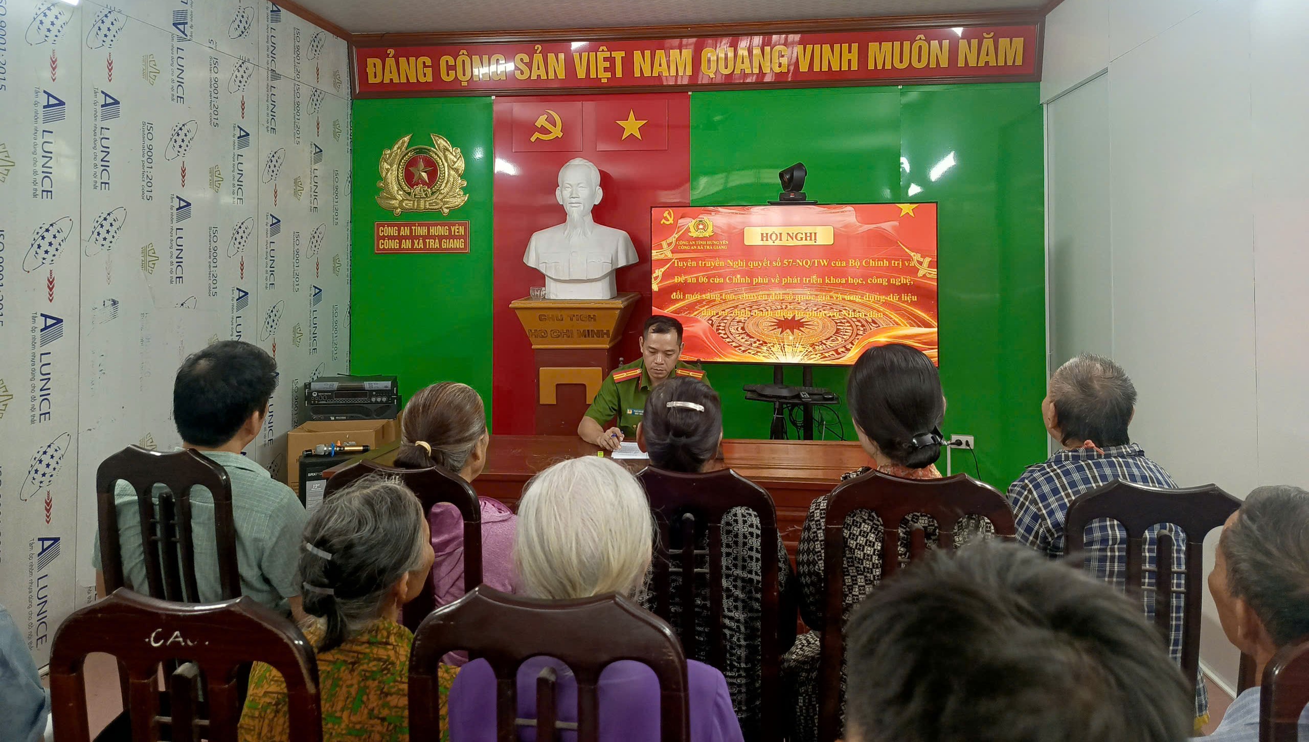 Công an xã Trà Giang tuyên truyền, hướng dẫn người lớn tuổi tiếp cận công nghệ số theo tinh thần Nghị quyết số 57-NQ/TW