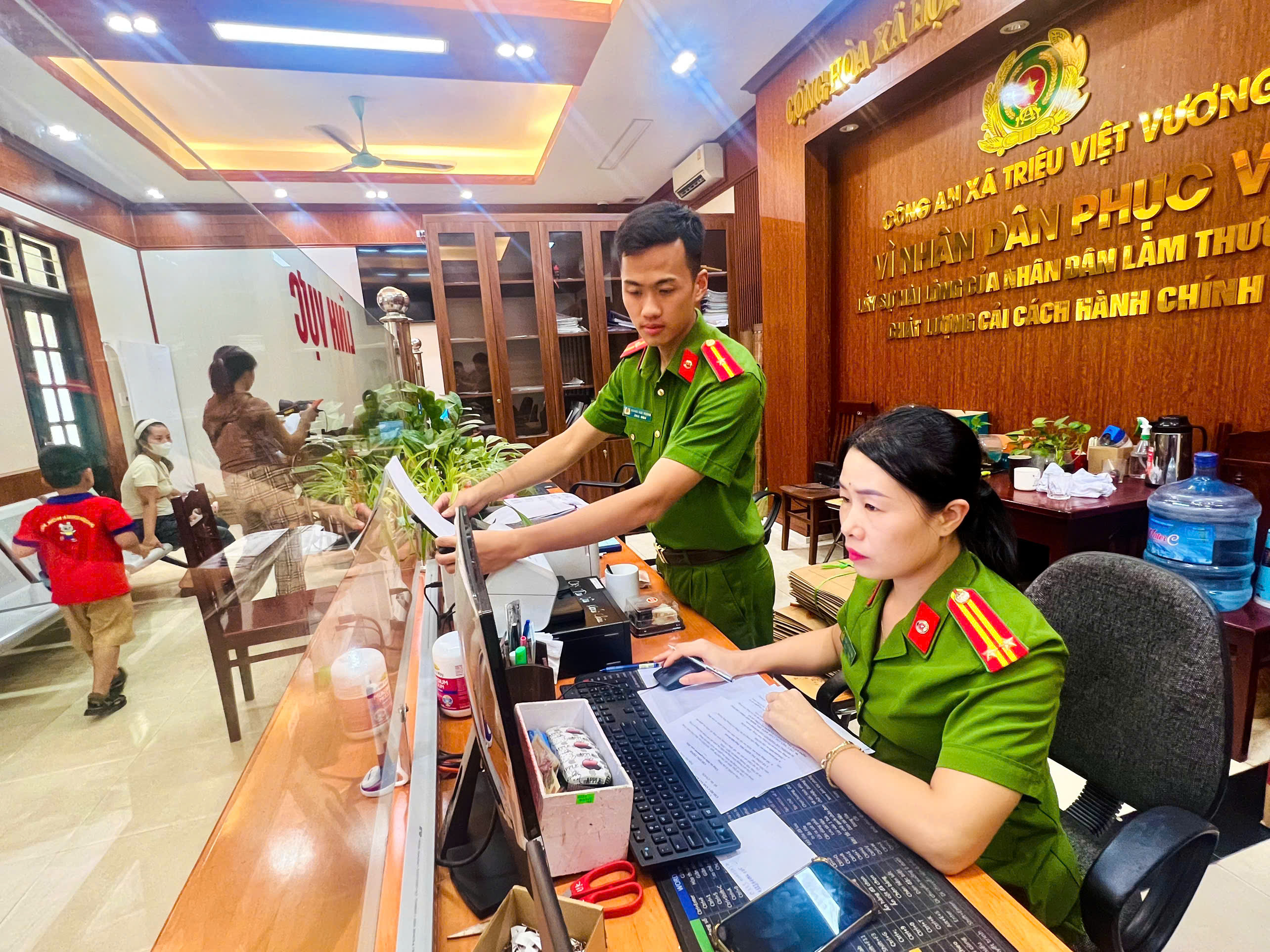 Công an xã Triệu Việt Vương đẩy mạnh số hóa hồ sơ, tài liệu trong tàng thư cư trú